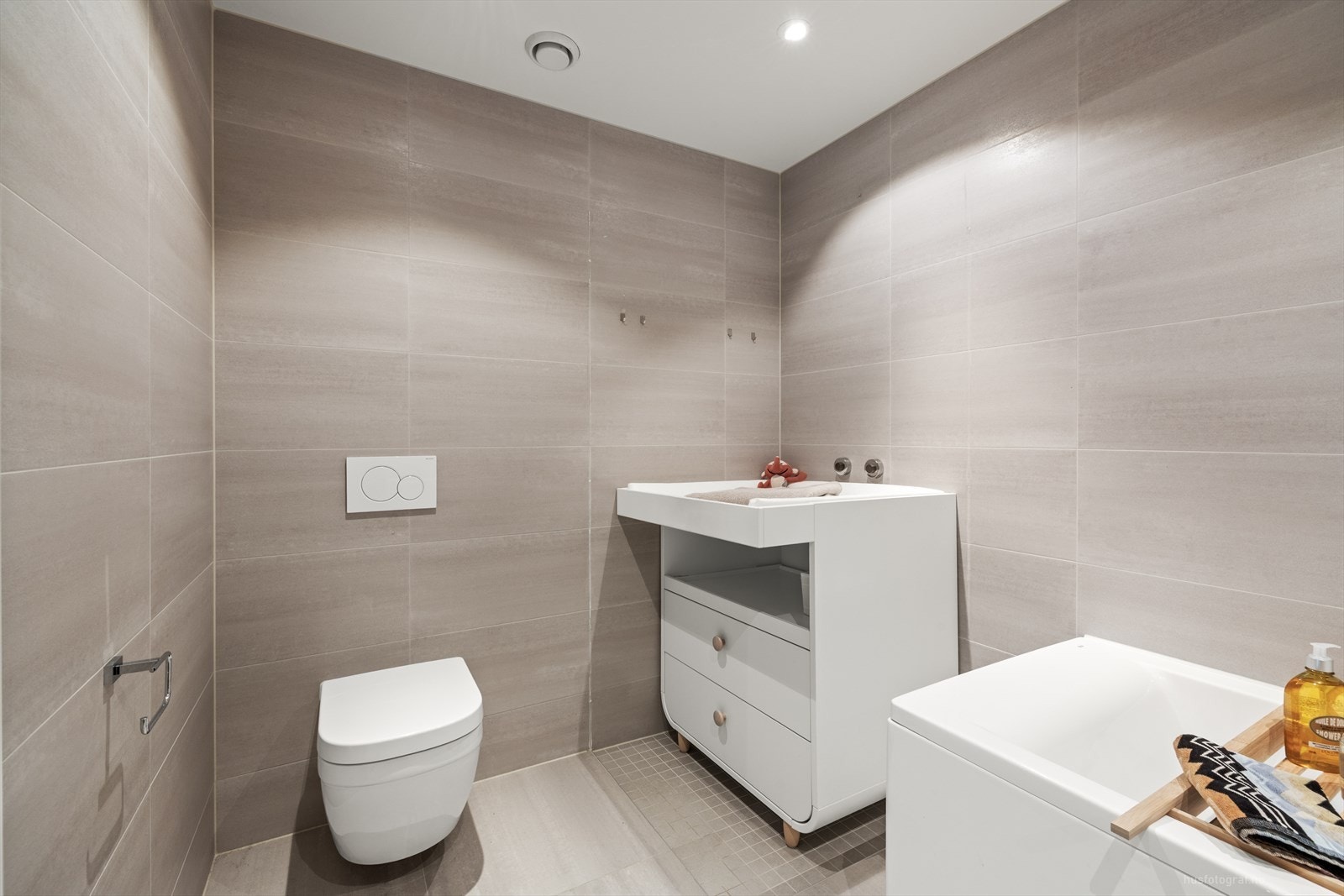 Delikat bad med moderne farge- og materialvalg. Galleribilde