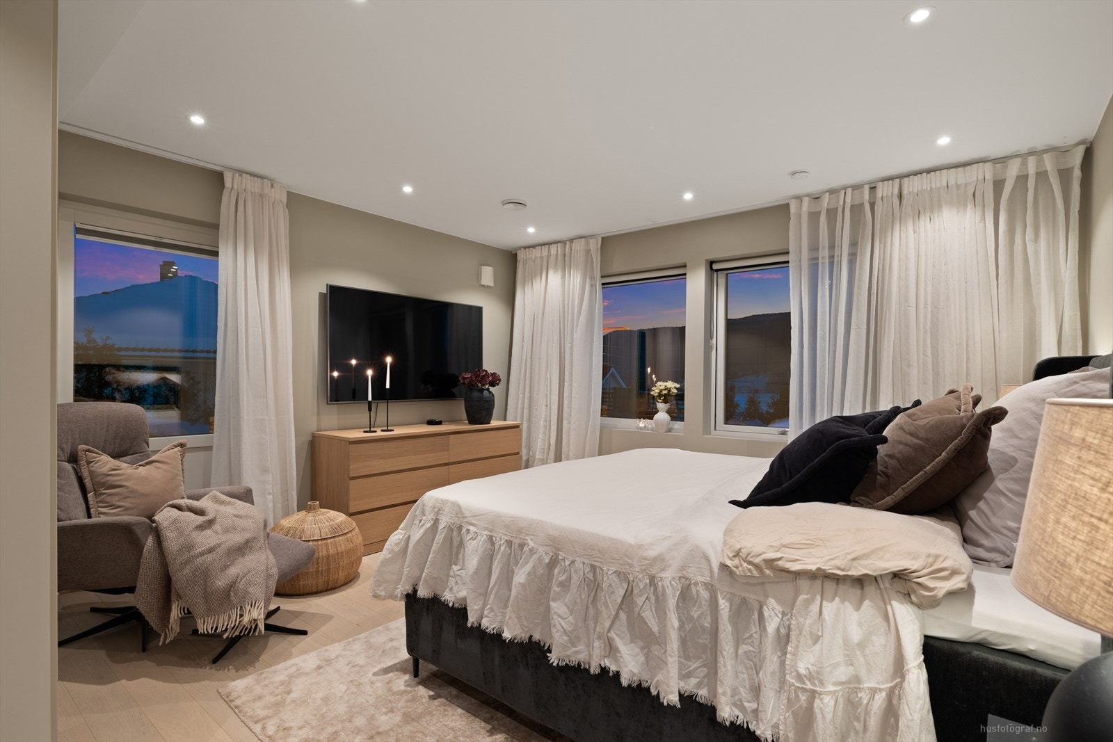 Boligen har en svært familievennlig planløsning med fem soverom, der 4 soverom ligger samlet i underetasjen. Galleribilde