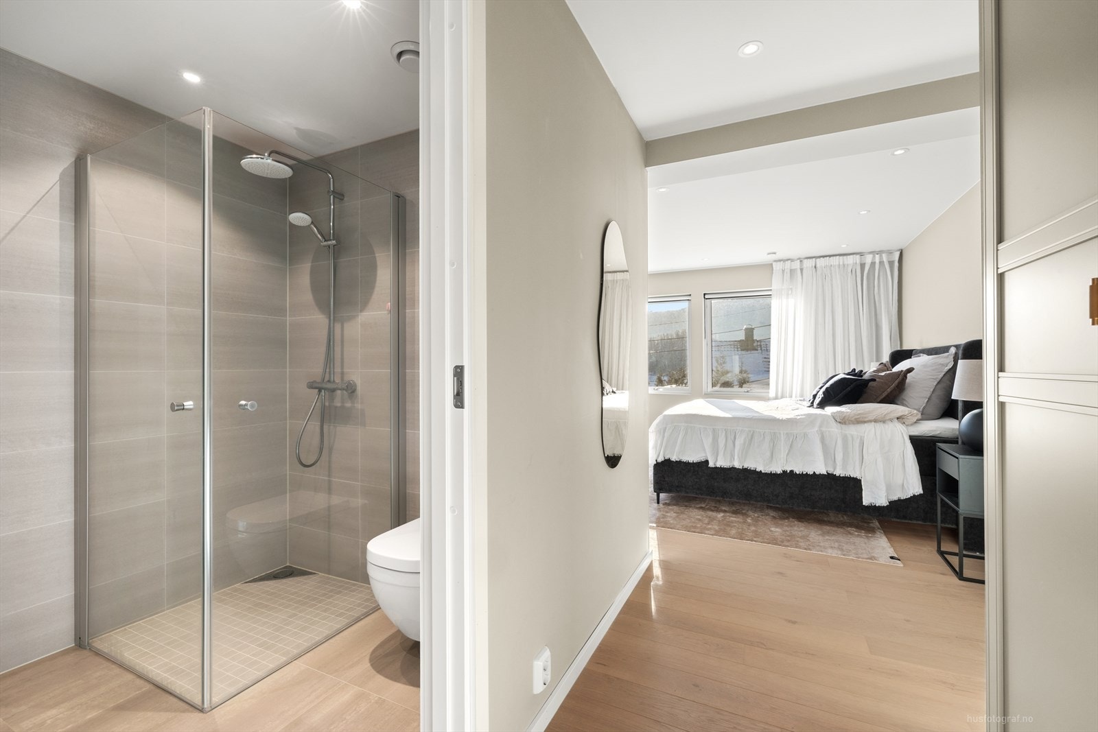 Hovedsoverommet ligger i suiteløsning med direkte adkomst til eget bad. Galleribilde
