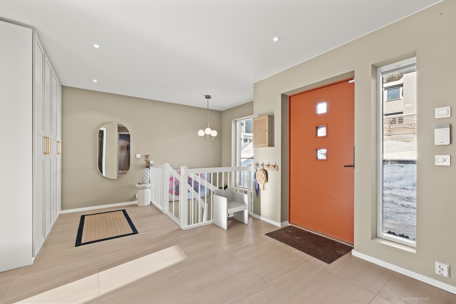 Lys og romslig flislagt hall. Det er gode muligheter for oppheng av yttertøy i garderobeløsning, og til å sette ifra seg sko, noe som gjør det enkelt å holde orden i inngangspartiet. Galleribilde