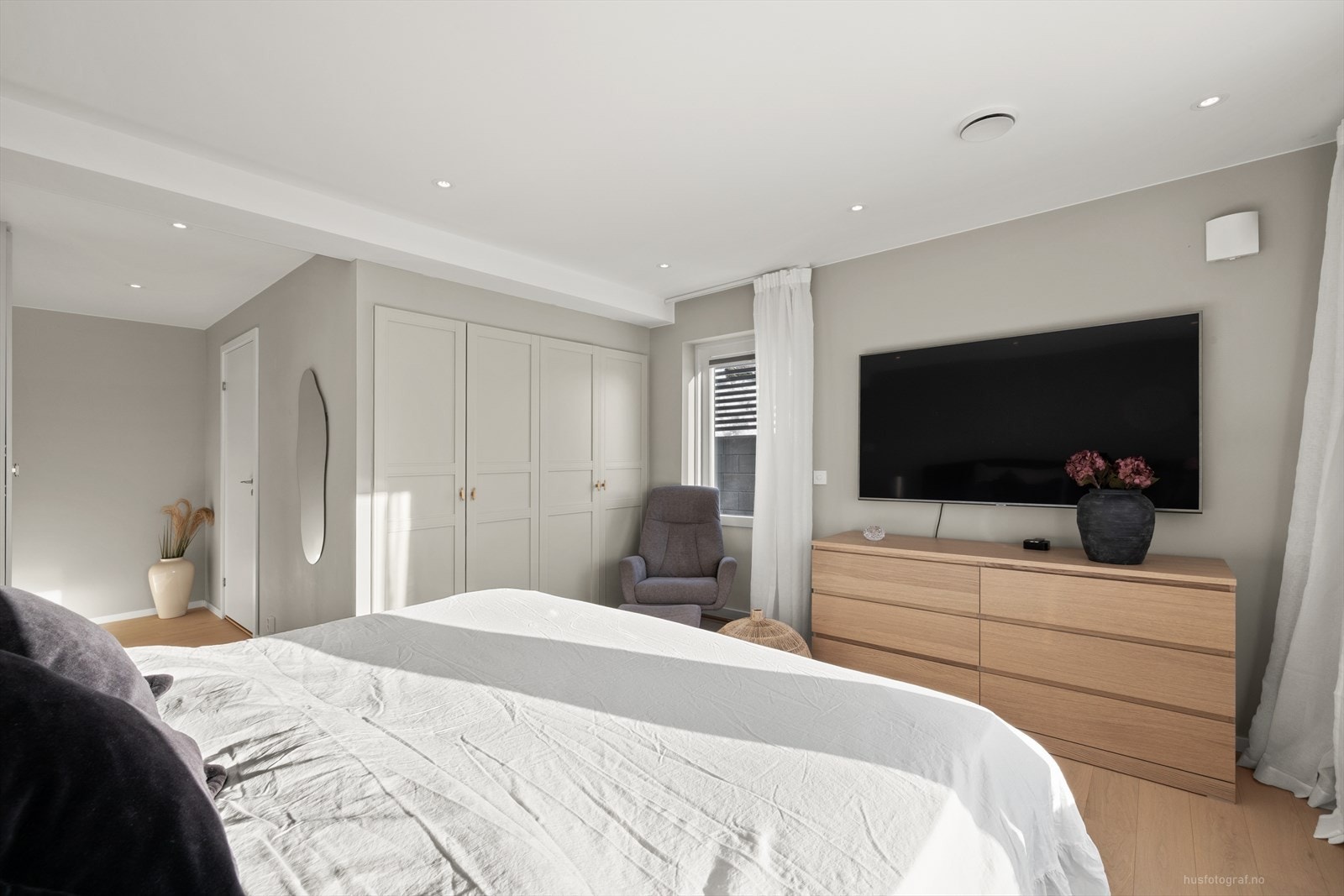 Rommet har en behagelig, moderne fargepalett og store vindusflater som gir godt lys. Galleribilde