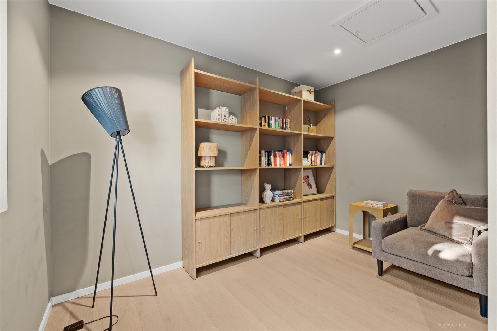 Et av soverommene er i 1.etasje og er i dag innredet som en ekstra stue med sofa. Galleribilde