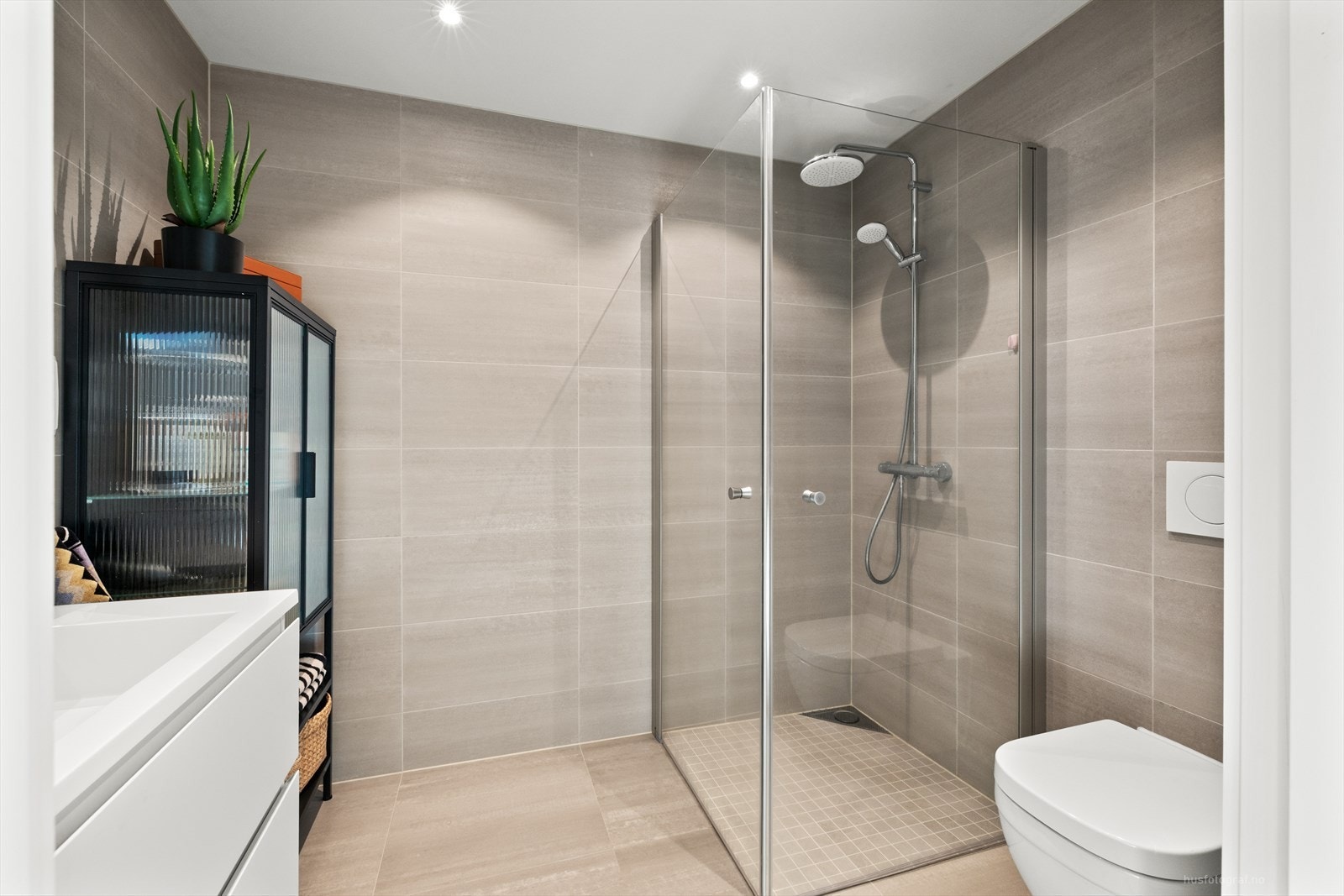 Badene er flislagt med tidsriktige fliser med varmekabler i gulv og malt himling. Galleribilde