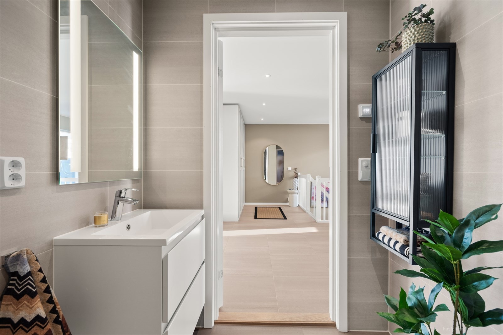 Delikat bad med moderne farge- og materialvalg, som gir deg spafølelsen. Galleribilde