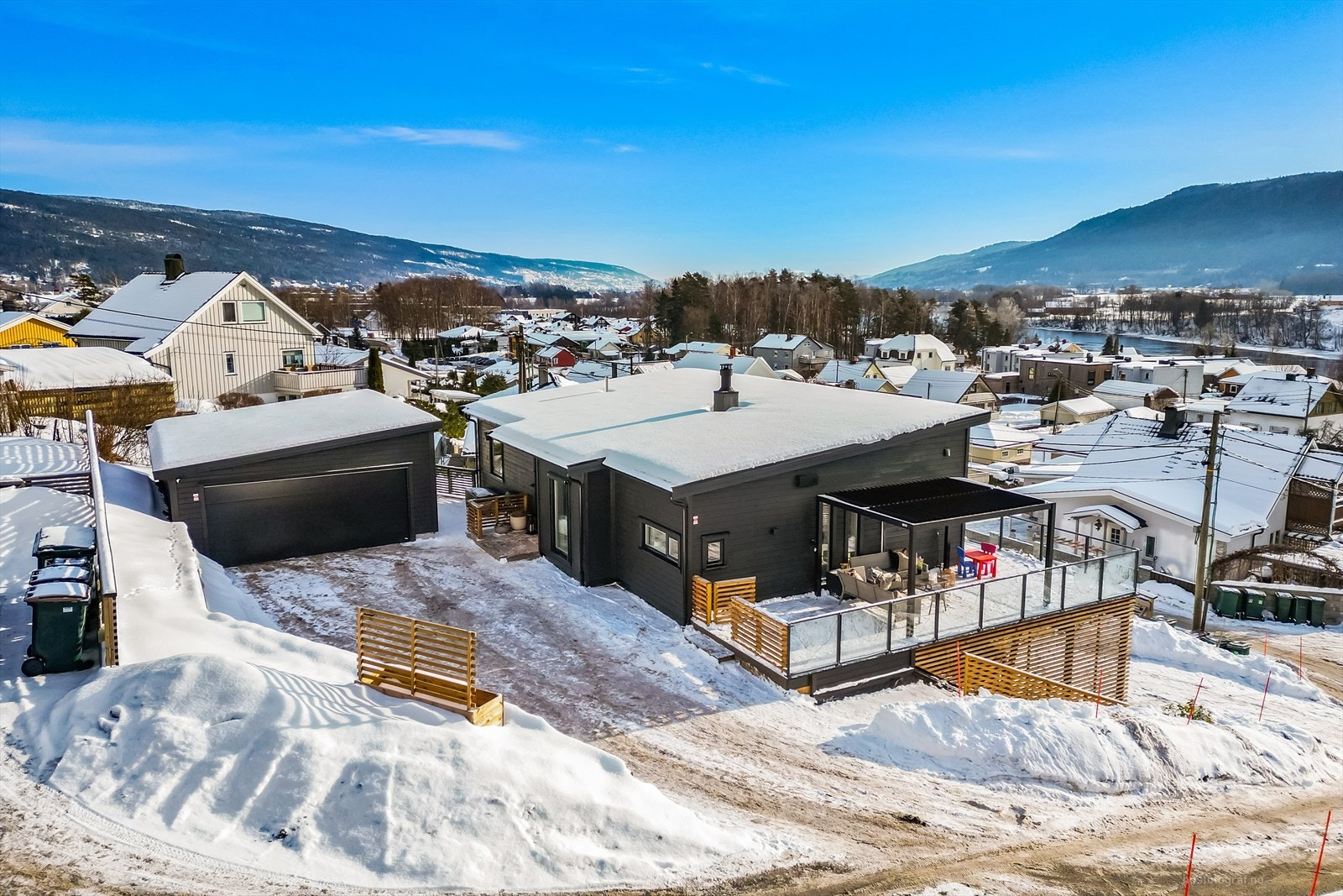 Privat vei over denne eiendommen gnr. 245 bnr. 1589. Naboene i 10A og 10C benytter seg av denne veien. Denne eiendommen har gitt naboene veirett, tinglyst den 16.12.2009. Kjøper må påregne kostander for vedlikehold og brøyting. Galleribilde