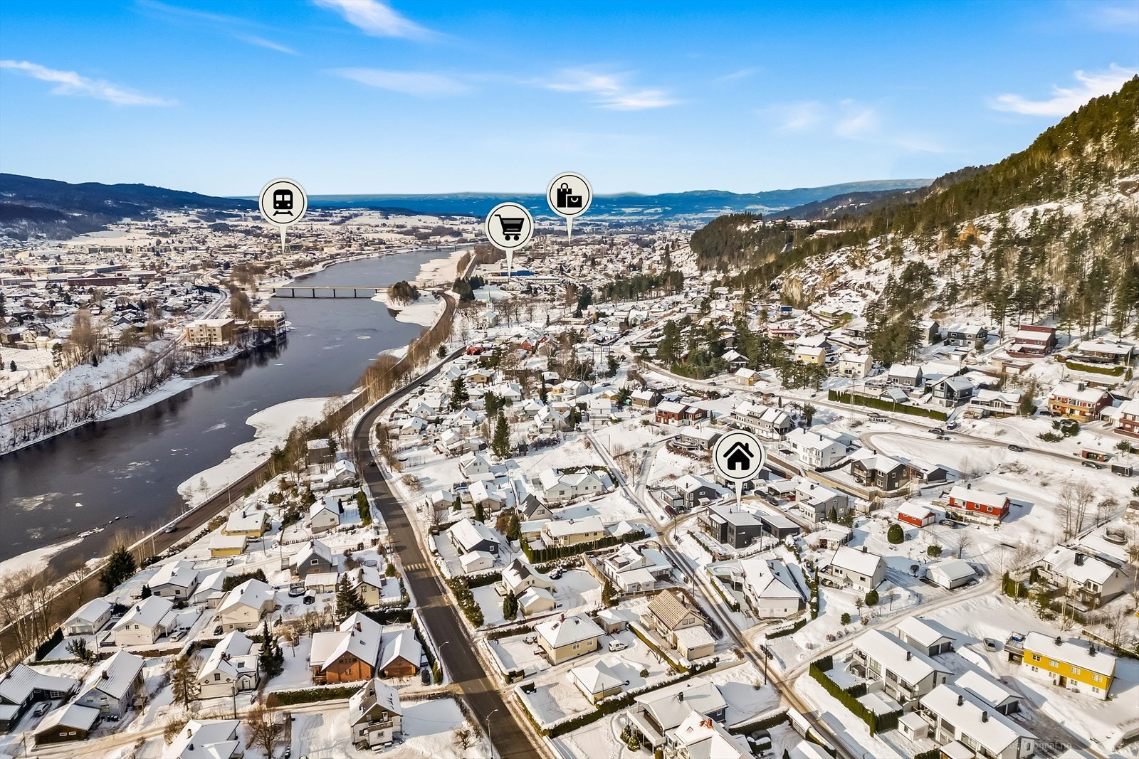 Gangavstand til Gamle Riksvei med bussholdeplass og offentlig kommunikasjon. Ca. 11 min kjøring til Drammen sentrum og ca. 40 min kjøring til Oslo. Galleribilde