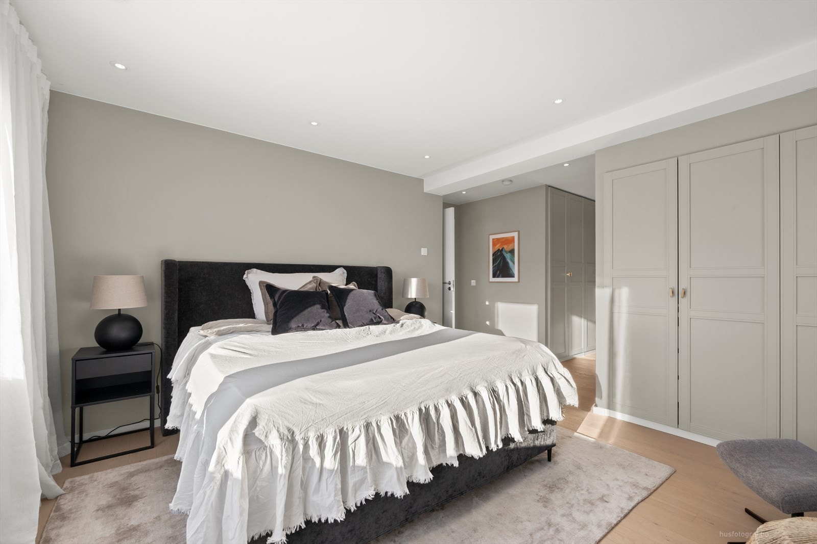 Lekkert og romslig hovedsoverom med god plass til stor seng og praktiske garderobeløsninger. Galleribilde