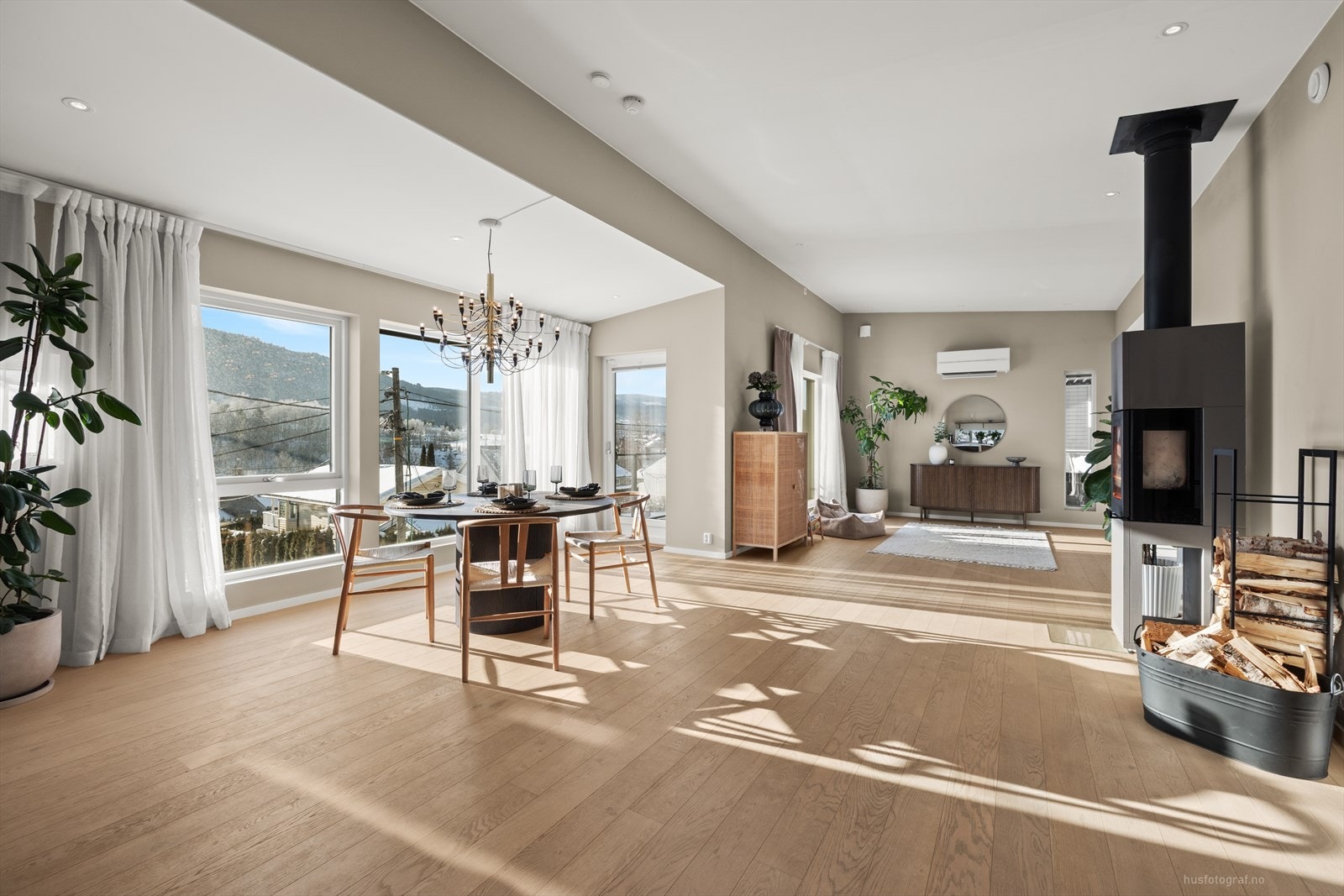 Stuen har store vindusflater som slipper inn godt med lys og gjør at rommet en flott romfølelse, stuen har i tillegg dimbare downlights som skaper den rette belysningen. Galleribilde