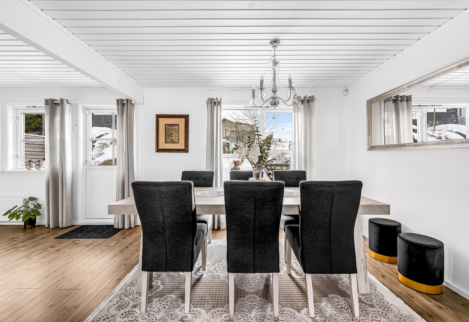 Den åpne løsningen mellom spisestue og stue gir en luftig og sosial romfølelse, med god flyt mellom sonene. Galleribilde