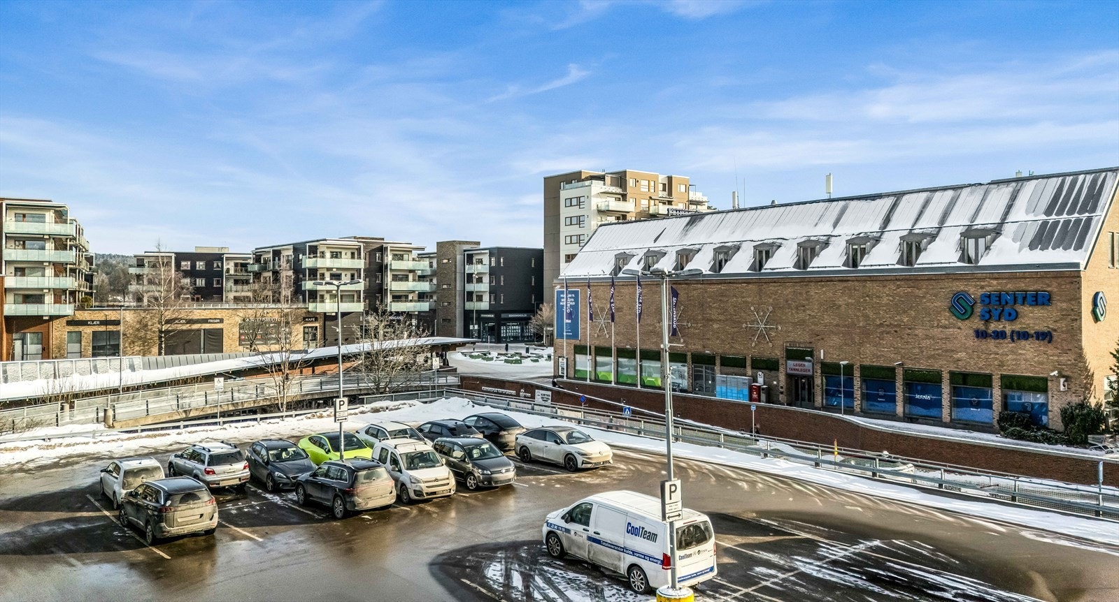 Senter Syd og Mortensrud Torg ligger en kort kjøretur unna, med et bredt utvalg av butikker og servicetilbud og offentlig kommunikasjon. Galleribilde