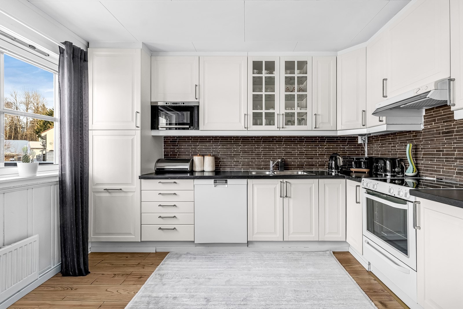 Kjøkkeninnredning fra IKEA (2017) med profilerte fronter og tidløst uttrykk. Galleribilde