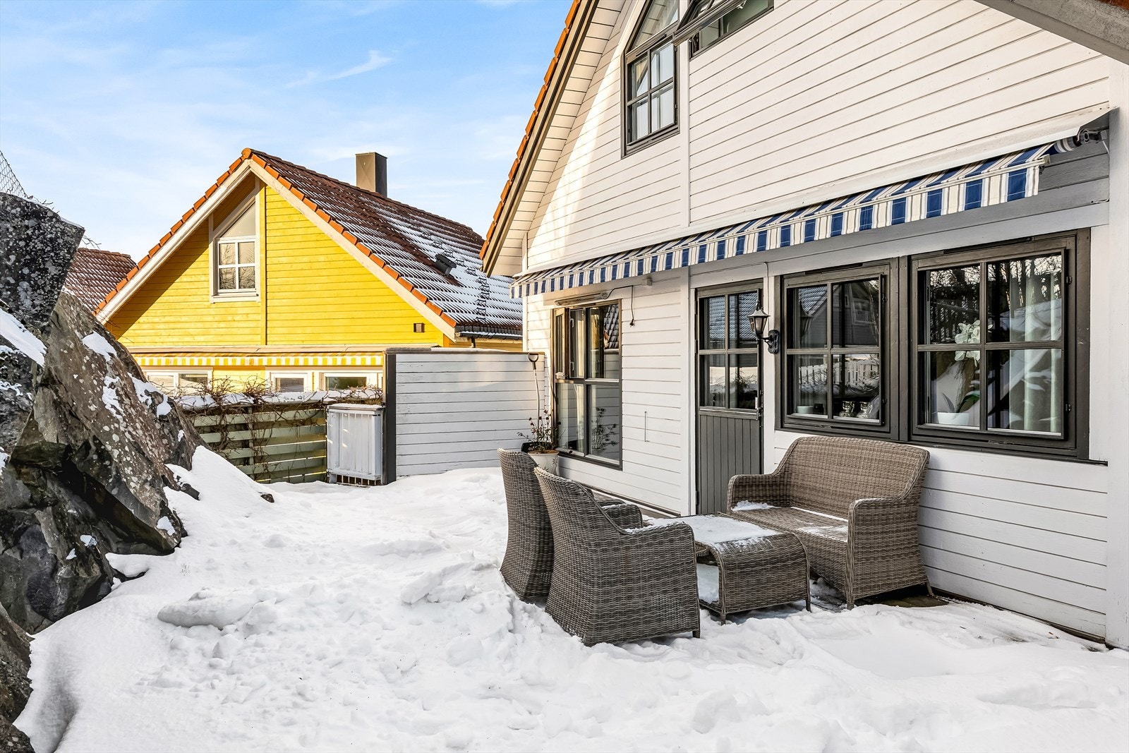 Fra stuen har du direkte utgang til en solrik terrasseplatting på ca. 53 kvm. Galleribilde