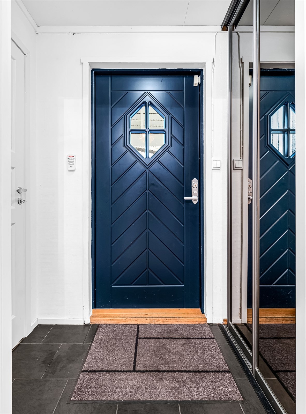 Underetasjen har en entré som gir praktisk adkomst til boligen. Galleribilde