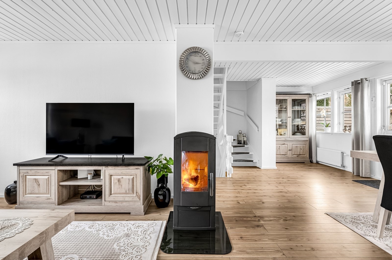 Koselig stue med peis som gir stemning og varme. Galleribilde