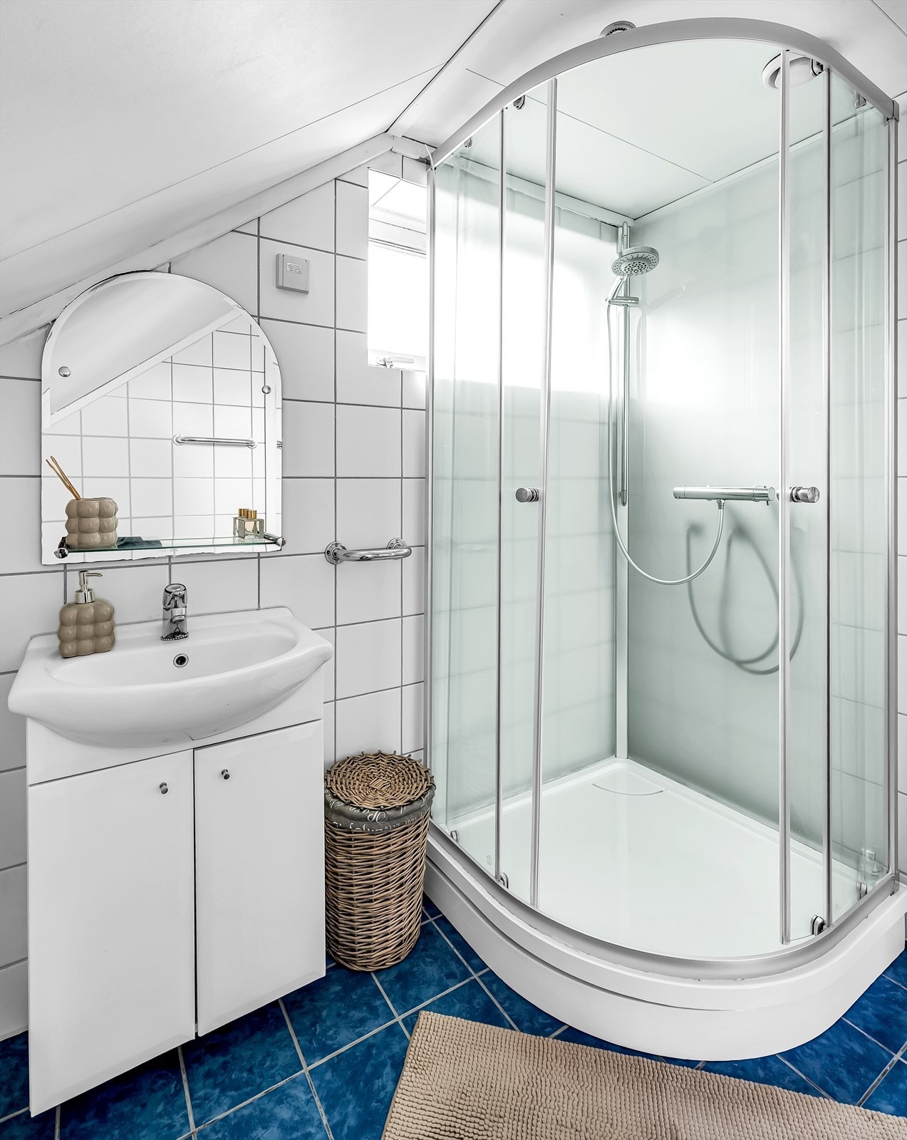 Baderom pusset opp i 2007 i følge tidligere beskrivelser om eiendommen, men sluket er fra byggeår. Galleribilde