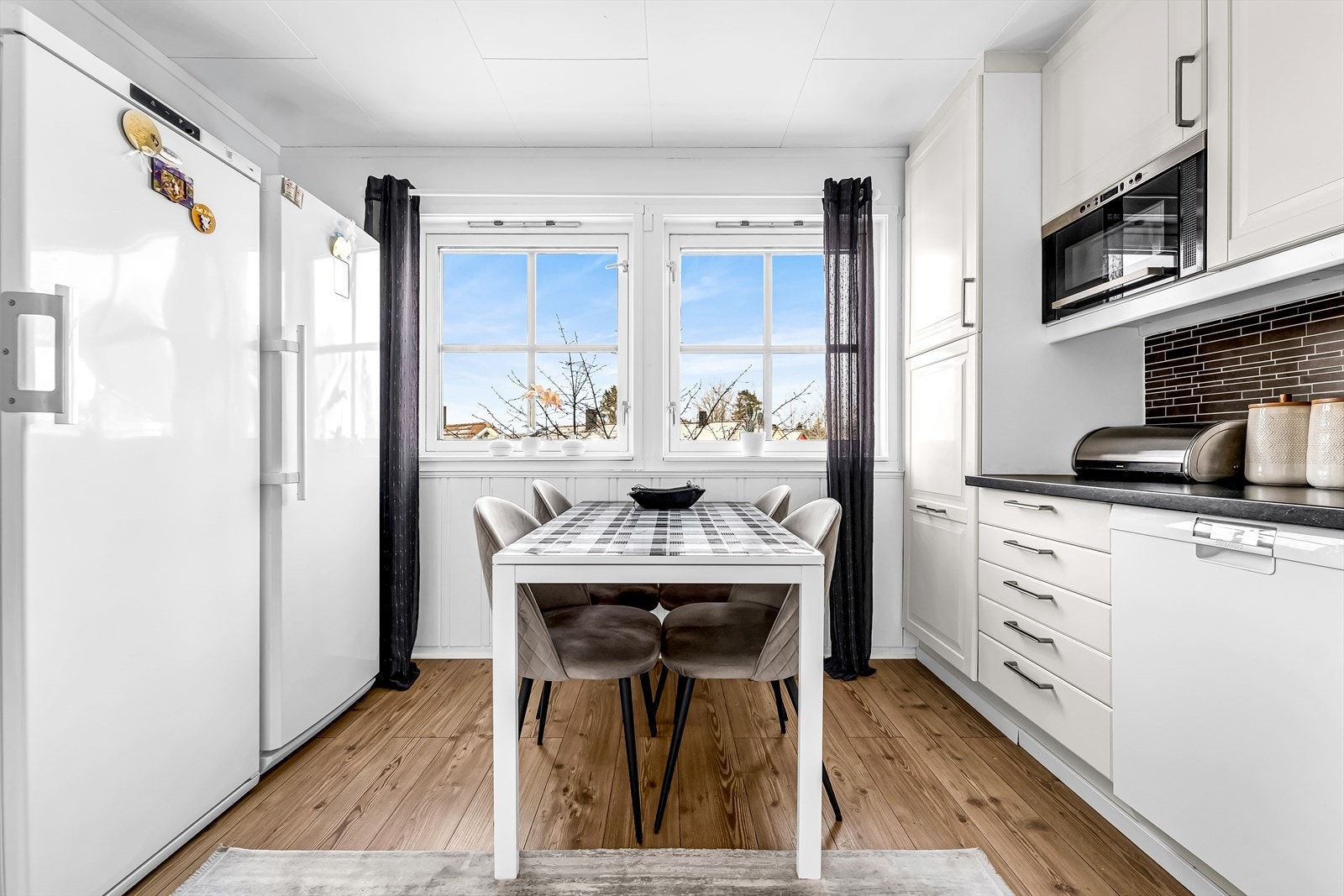 Her er det god plass til et mindre bord, ideelt som en hyggelig og funksjonell spiseplass i det daglige. Galleribilde