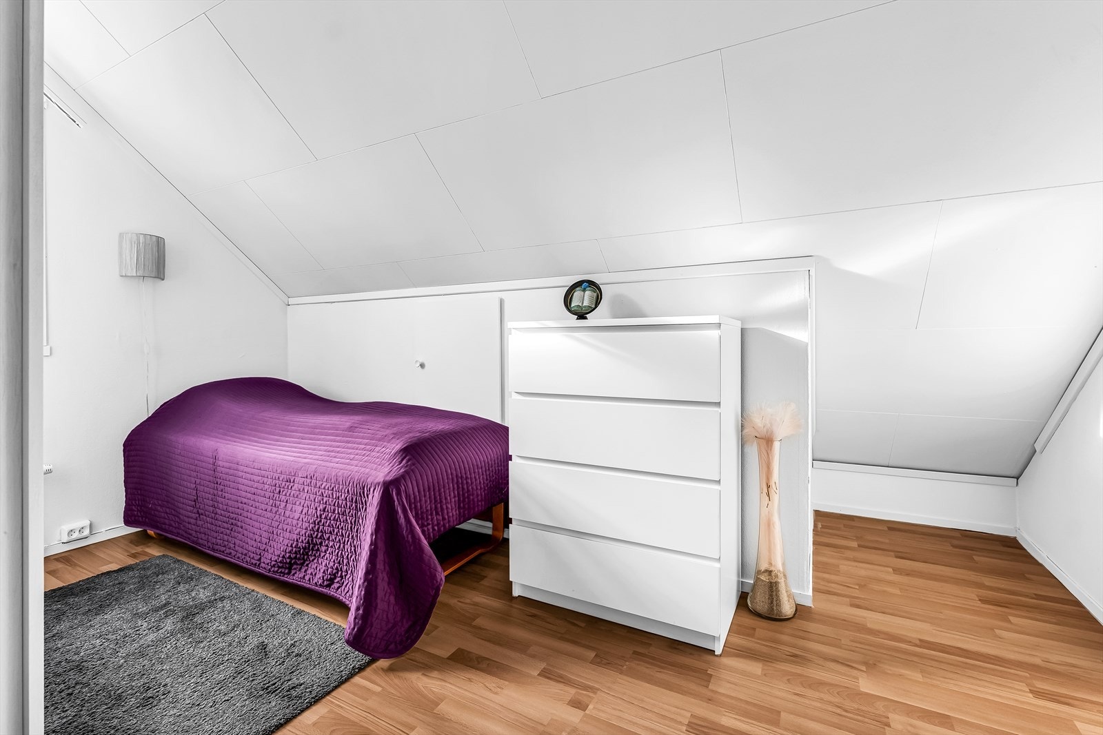 Soverommet som er nærmest badet i loftetasjen har blitt utvidet med ca 2 kvm av det som tidligere var en bod. Denne delen er ikke bruksendret fra tilleggsdel til hoveddel. Galleribilde