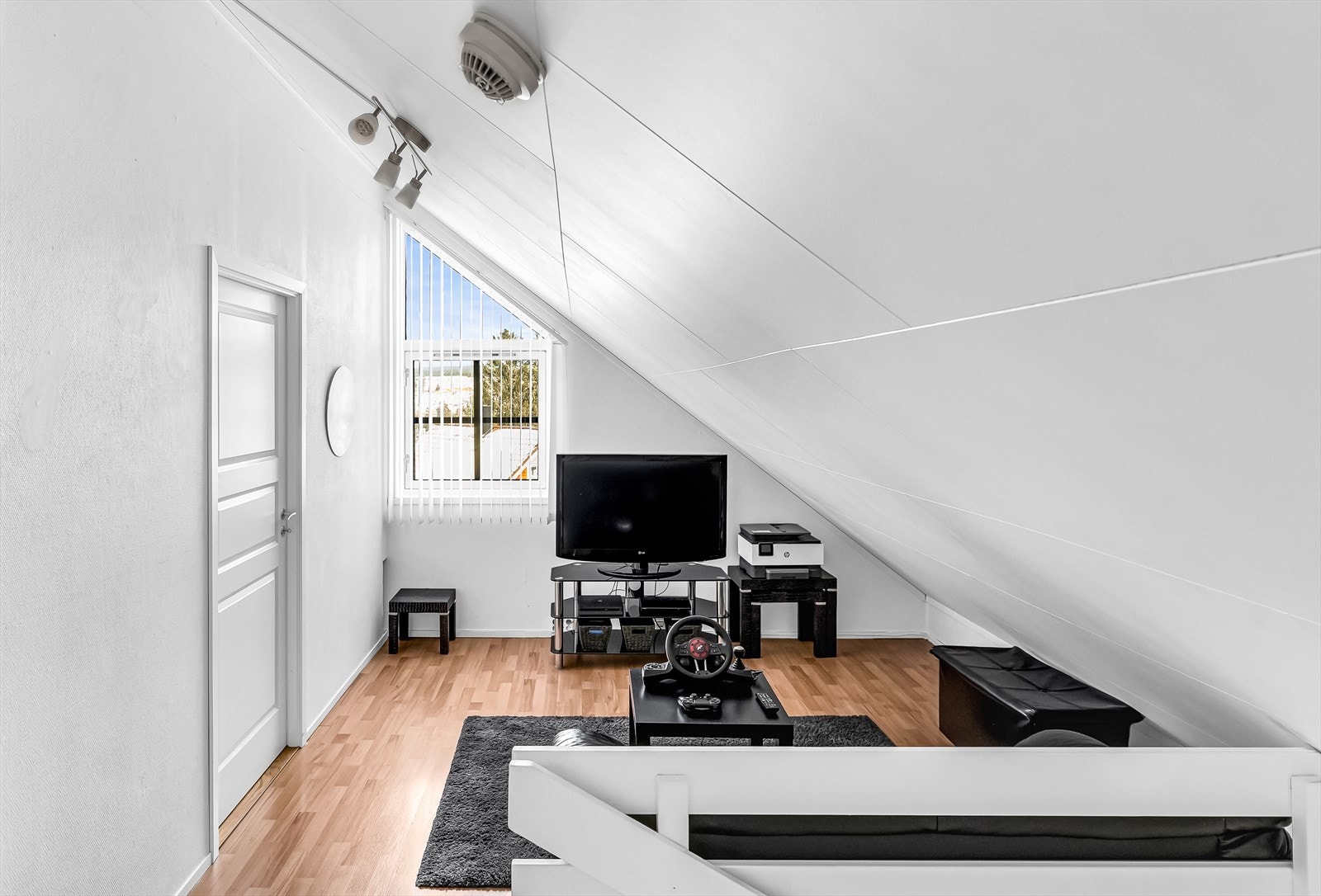 Loftstuen er et sjarmerende oppholdsrom med plass til en mindre sofagruppe. Galleribilde