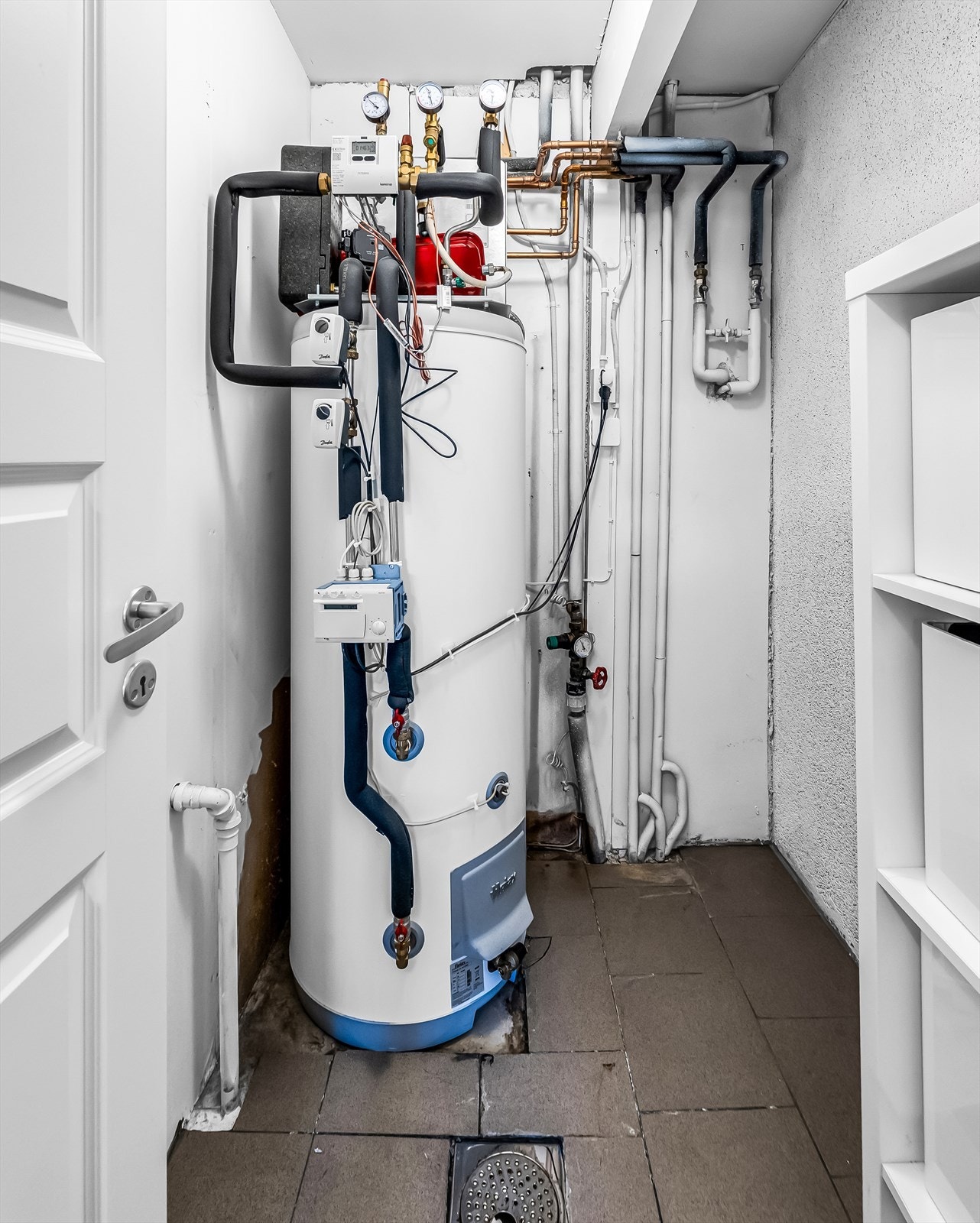 Teknisk rom med plastsluk fra byggeåret. Galleribilde