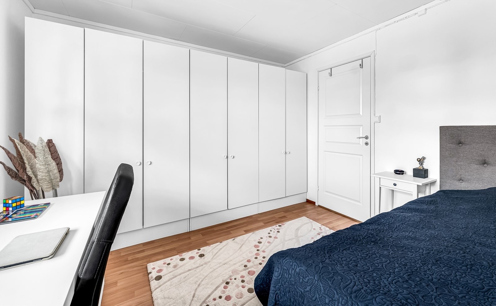 Her er det rikelig med plass til oppbevaring av klær og annet personlig utstyr. Galleribilde