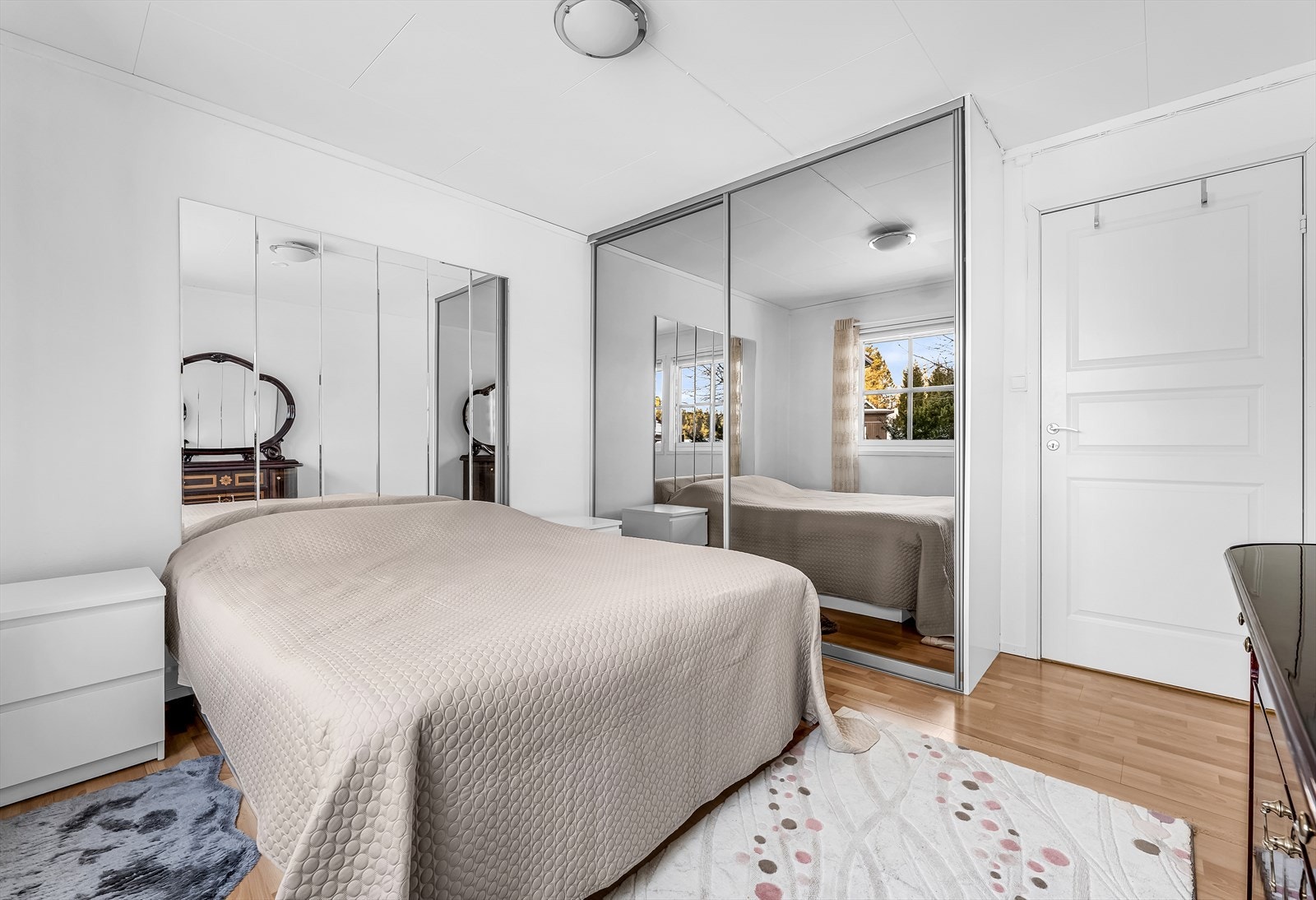 Hovedsoverommet har god plass til dobbeltseng, garderobeløsning og nattbord. Galleribilde