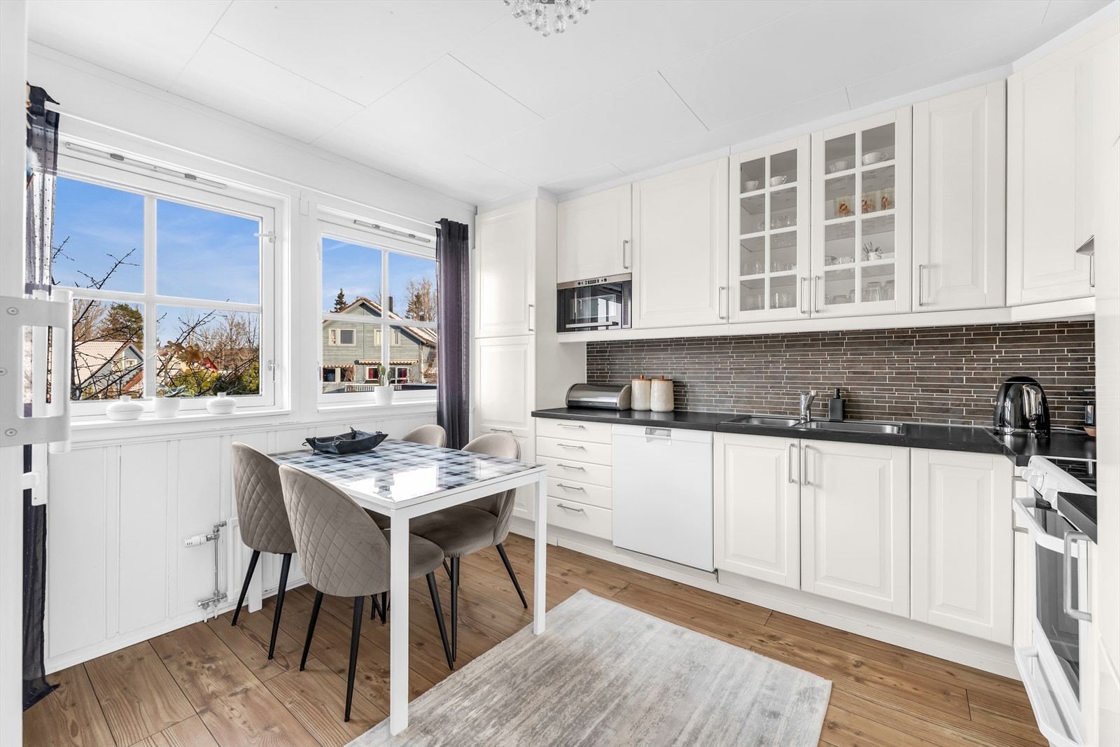 Her er det god benkeplass og praktiske arbeidsflater som gir gode forhold for matlaging. Galleribilde