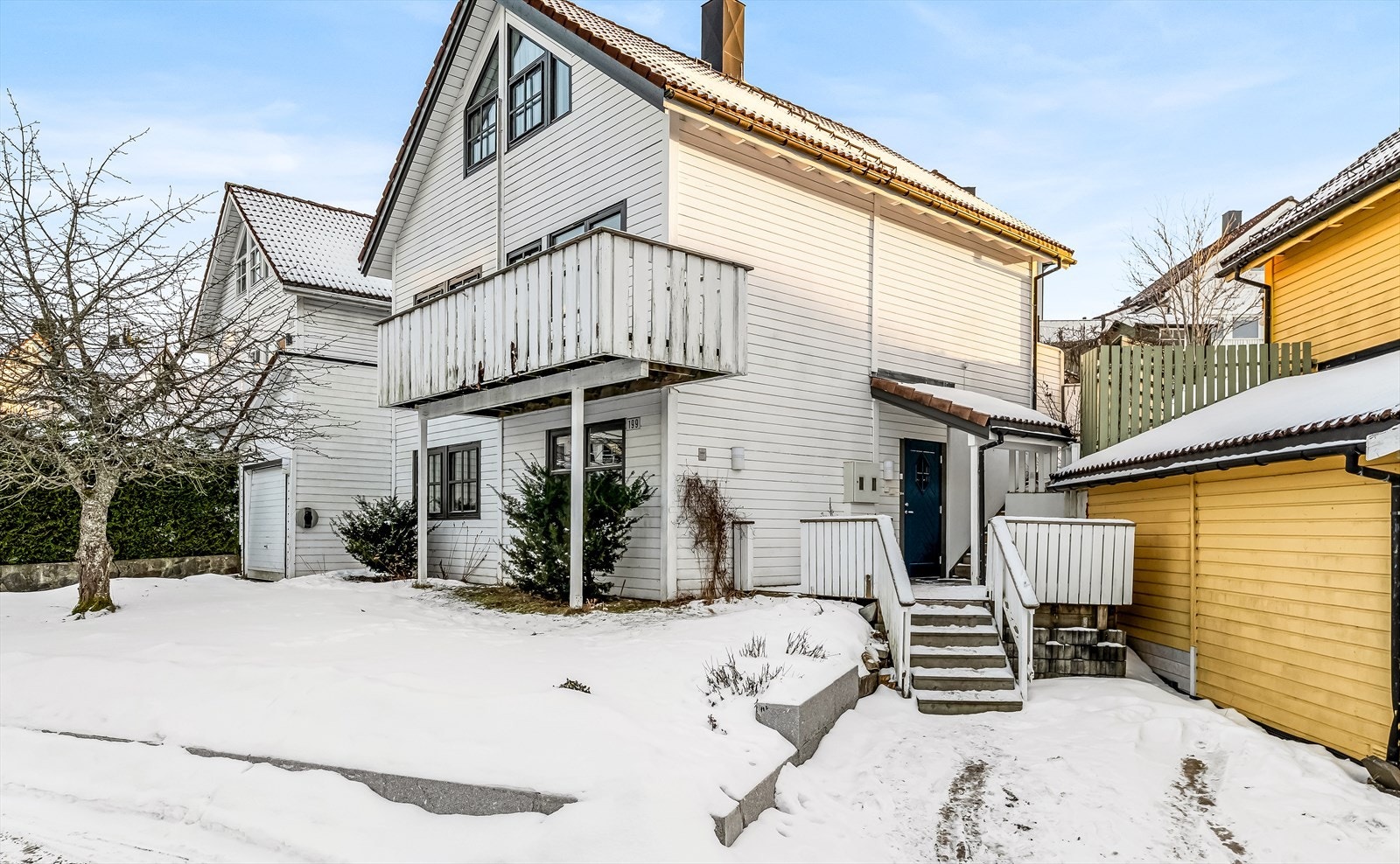 Deler av hagen/gjerder er utenfor det som er tomtegrensen til denne eiendommen. Se vedlagt kart som kan lastes ned på nettsiden til eiendommen. Galleribilde