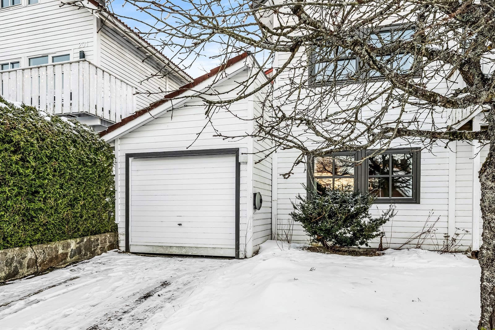 Boligen har egen garasje med plass til én bil. Galleribilde