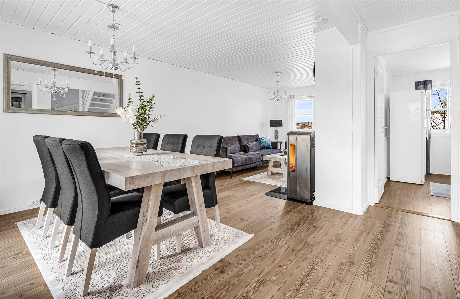 Første etasje domineres av en romslig stue med fleksibel planløsning og gode soner for ulike behov. Galleribilde