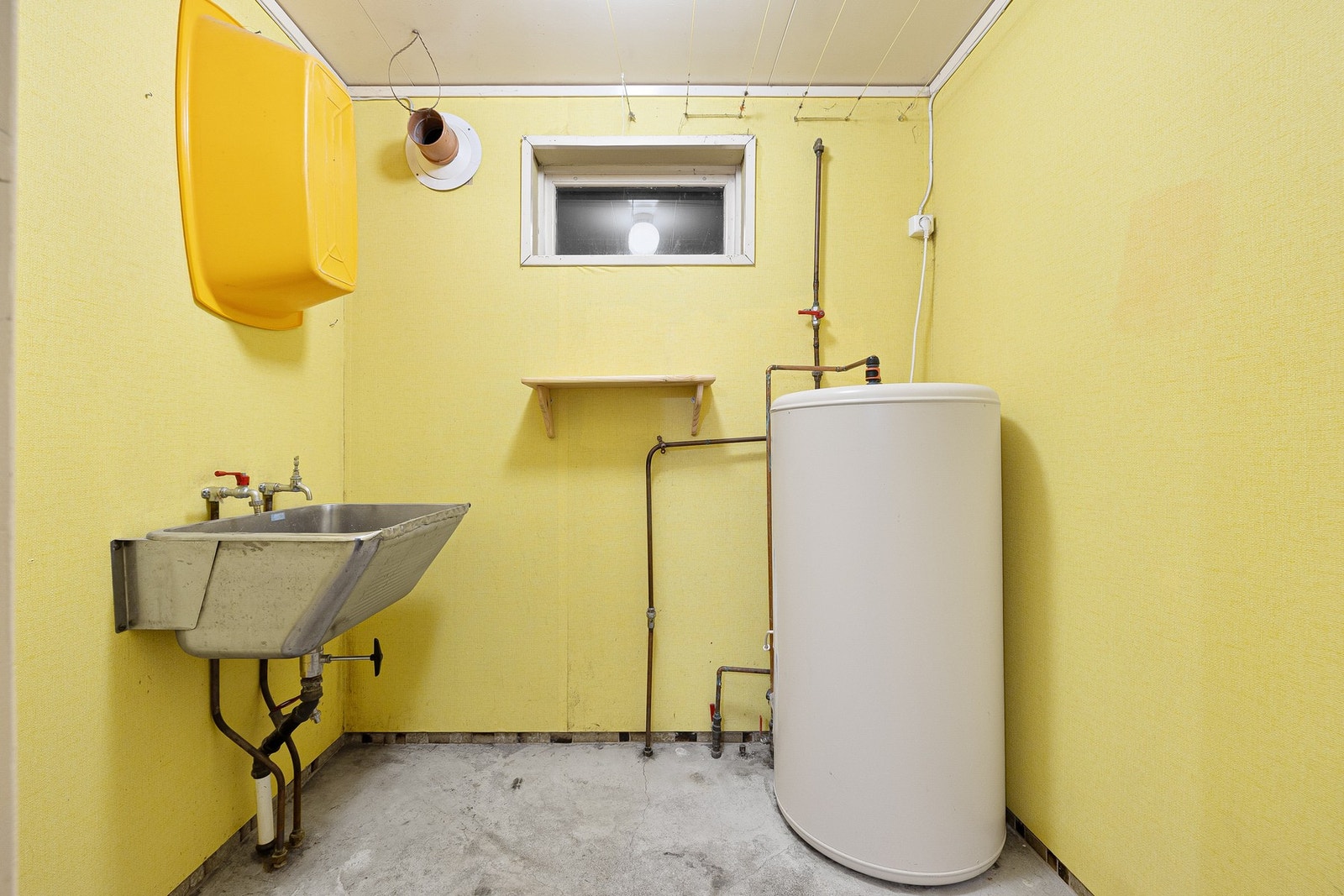 Vaskerom på 3,2 kvm utstyrt med opplegg for vaskemaskin. Galleribilde