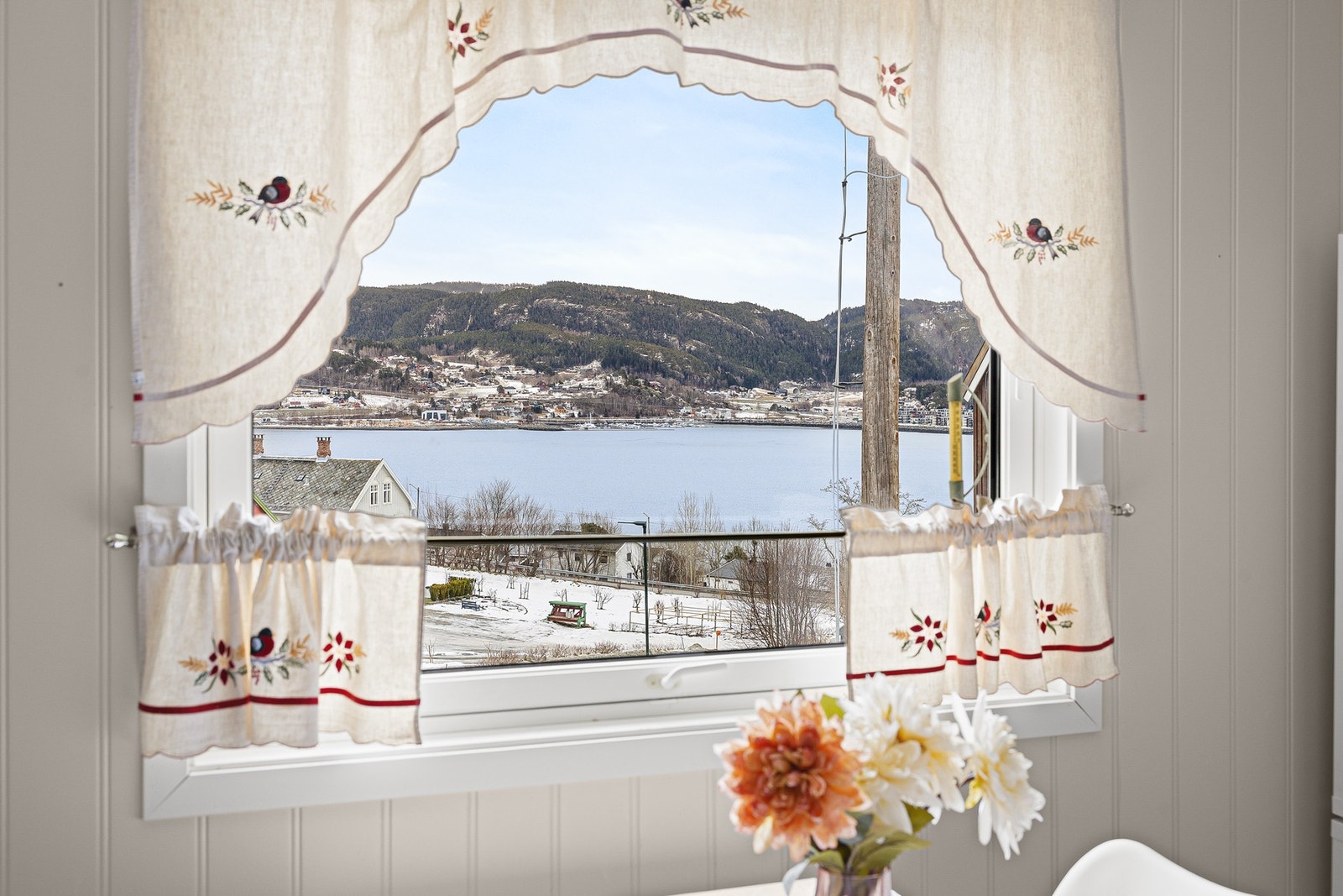 Fra boligen har du flere gode utsiktspunkt med sjøutsikt. Galleribilde