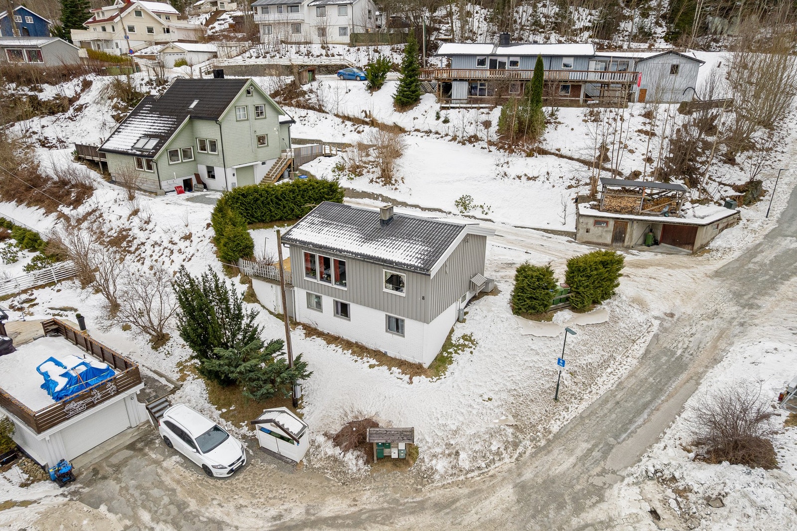 Eiendommen ligger i et rolig og veletablert boligområde i Hommelvik. Galleribilde