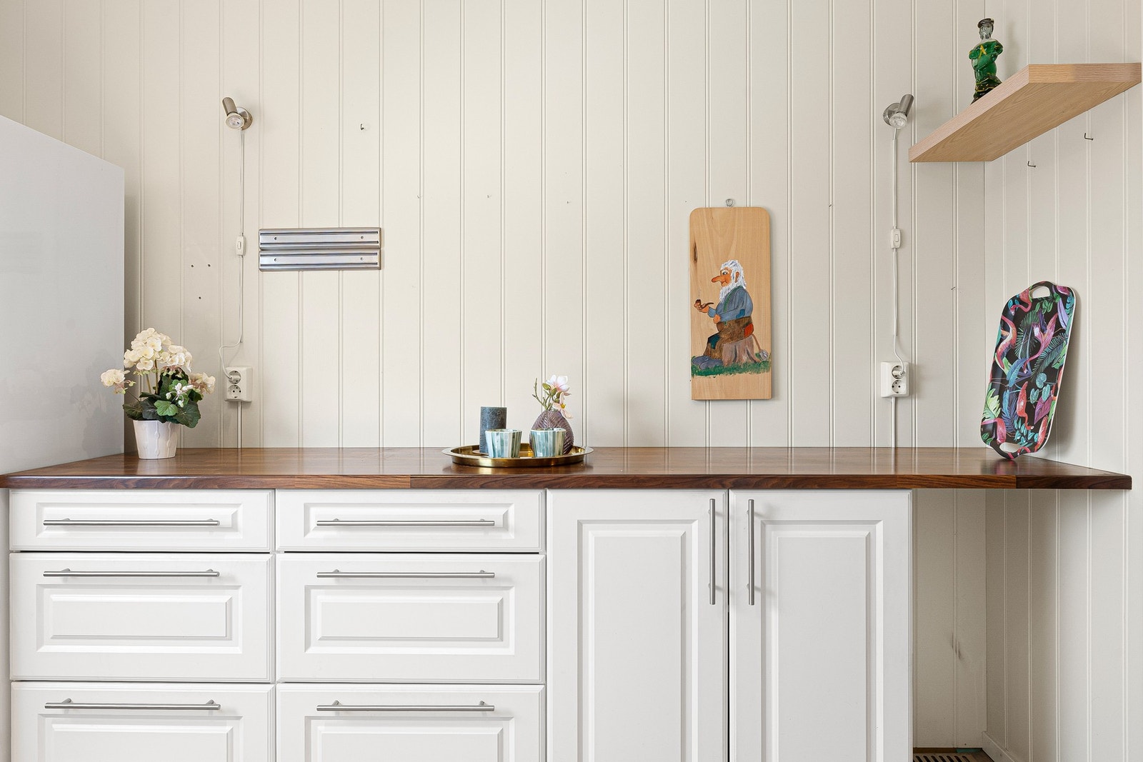 Kjøkkeninnredningen har en langstrekt benkeplate som gir deg en stor arbeidsflate til matlaging. Galleribilde