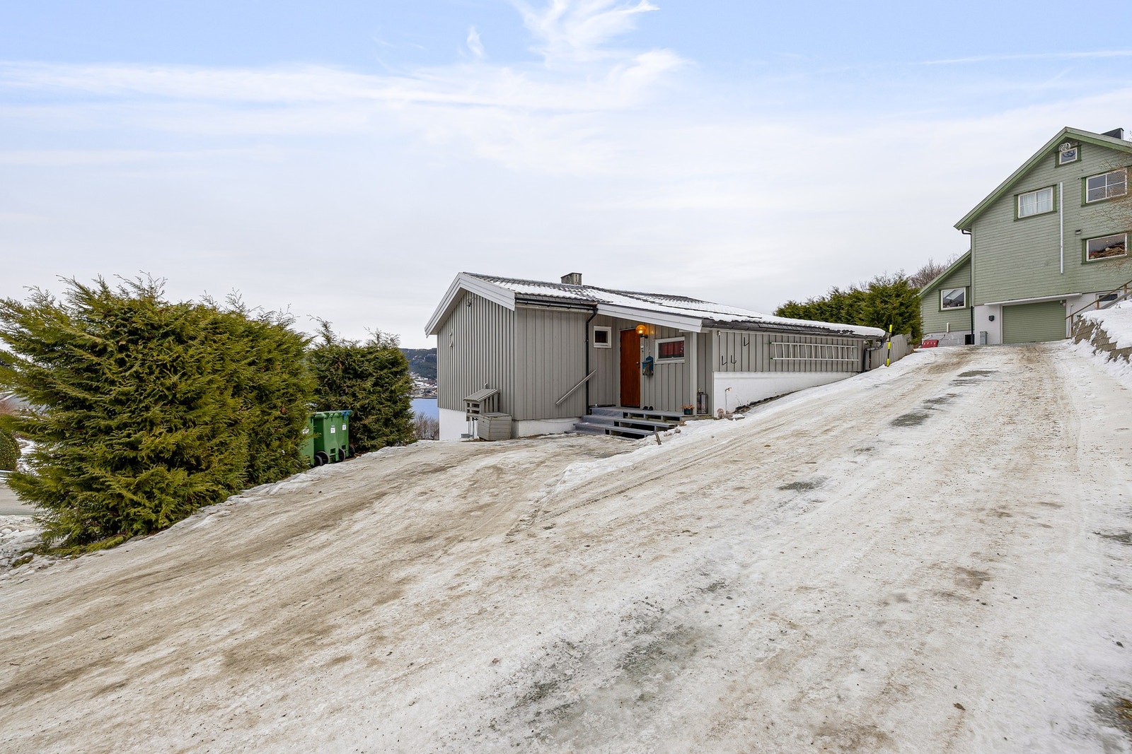 Innkjørsel til bolig. Galleribilde