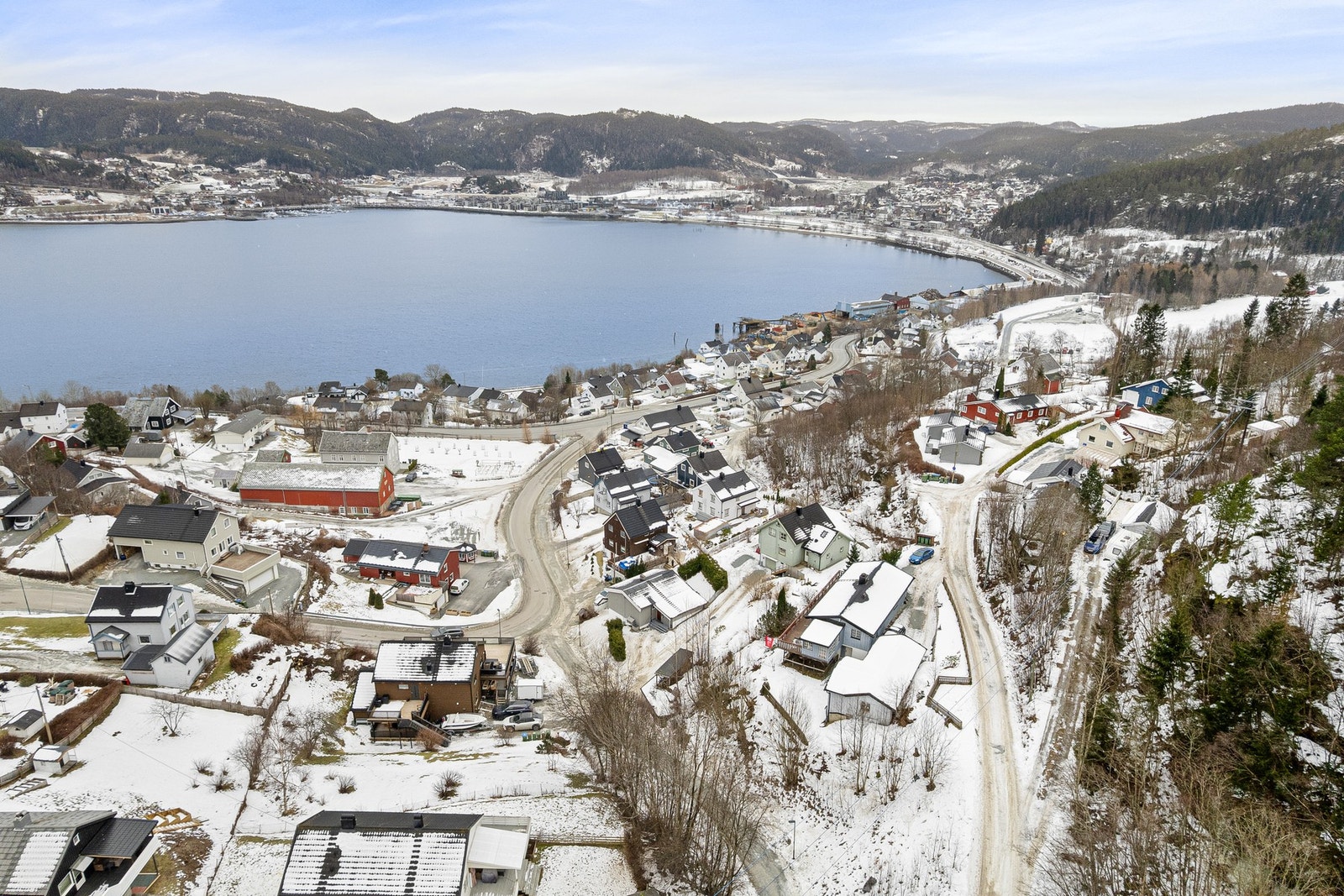 Fra boligen har du nærhet til skole, barnehage, dagligvare og kollektivtilbud, inkludert togforbindelse til Trondheim og Stjørdal. Galleribilde