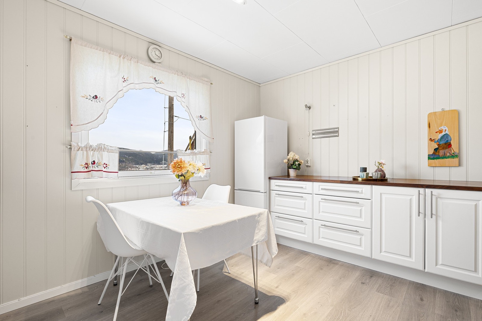 Godt med oppbevaringsplass for kjøkkenredskap. Galleribilde