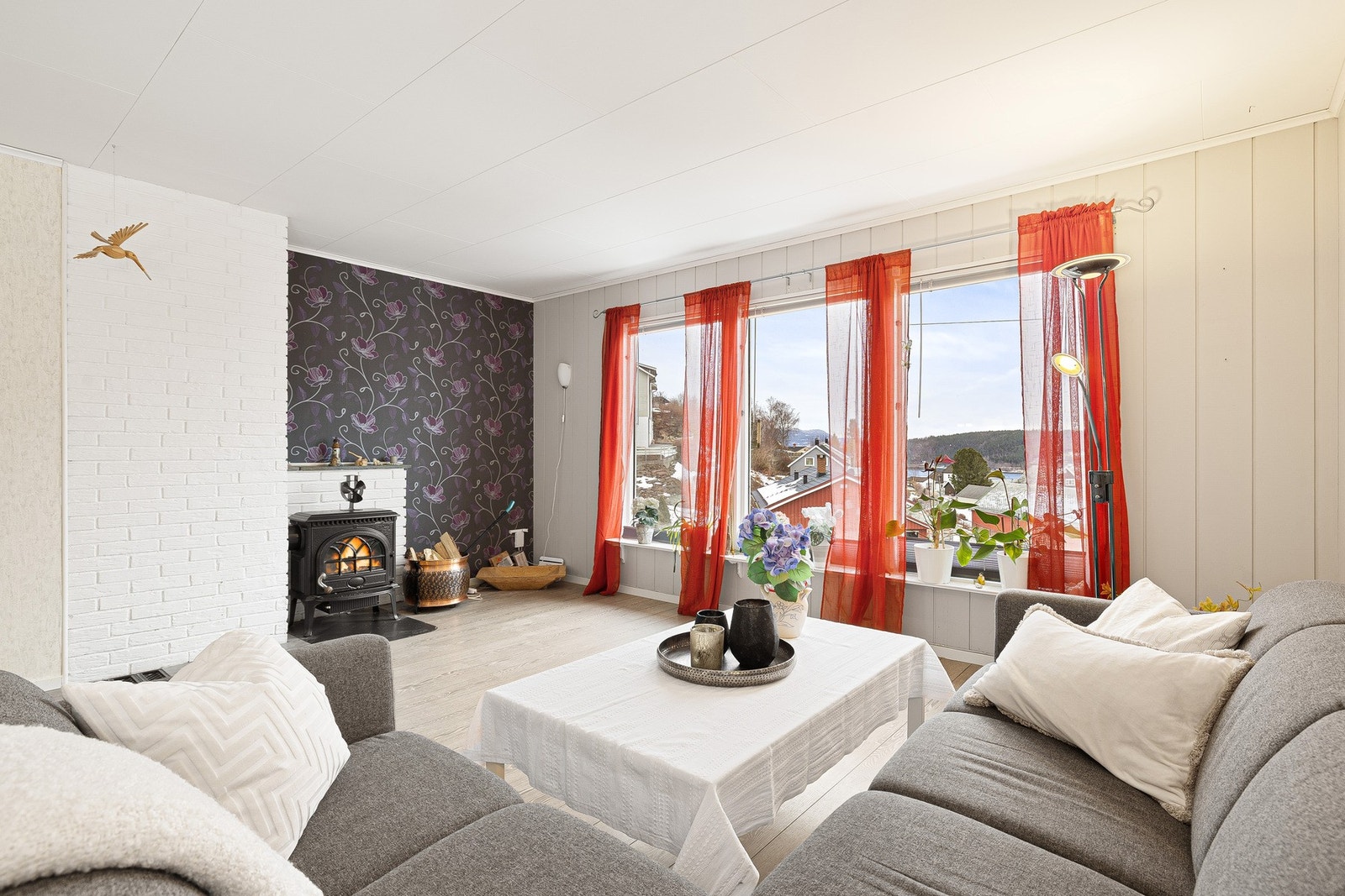 Store vindusoverflater som gir gode lysforhold i rommet. Galleribilde