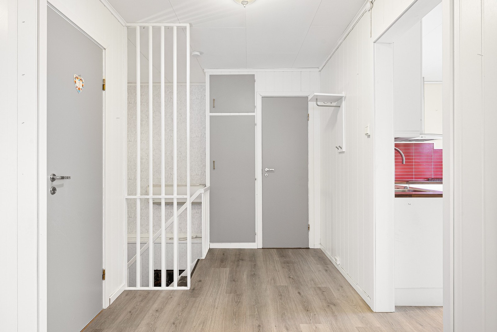 Trappenedgang til kjelleretasje med montert varmepumpe på vegg. Galleribilde