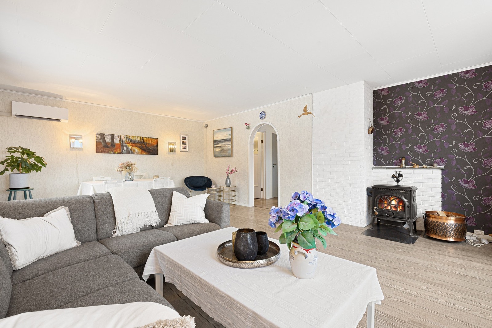 Stuen er utstyrt med vedovn og varmepumpe som varmekilde som gir god atmosfære. Galleribilde