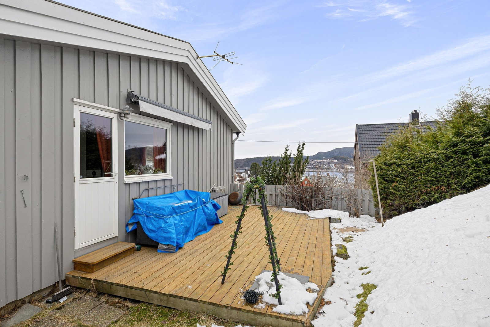 Terrasse på 20 kvm med utgang fra stue. Galleribilde