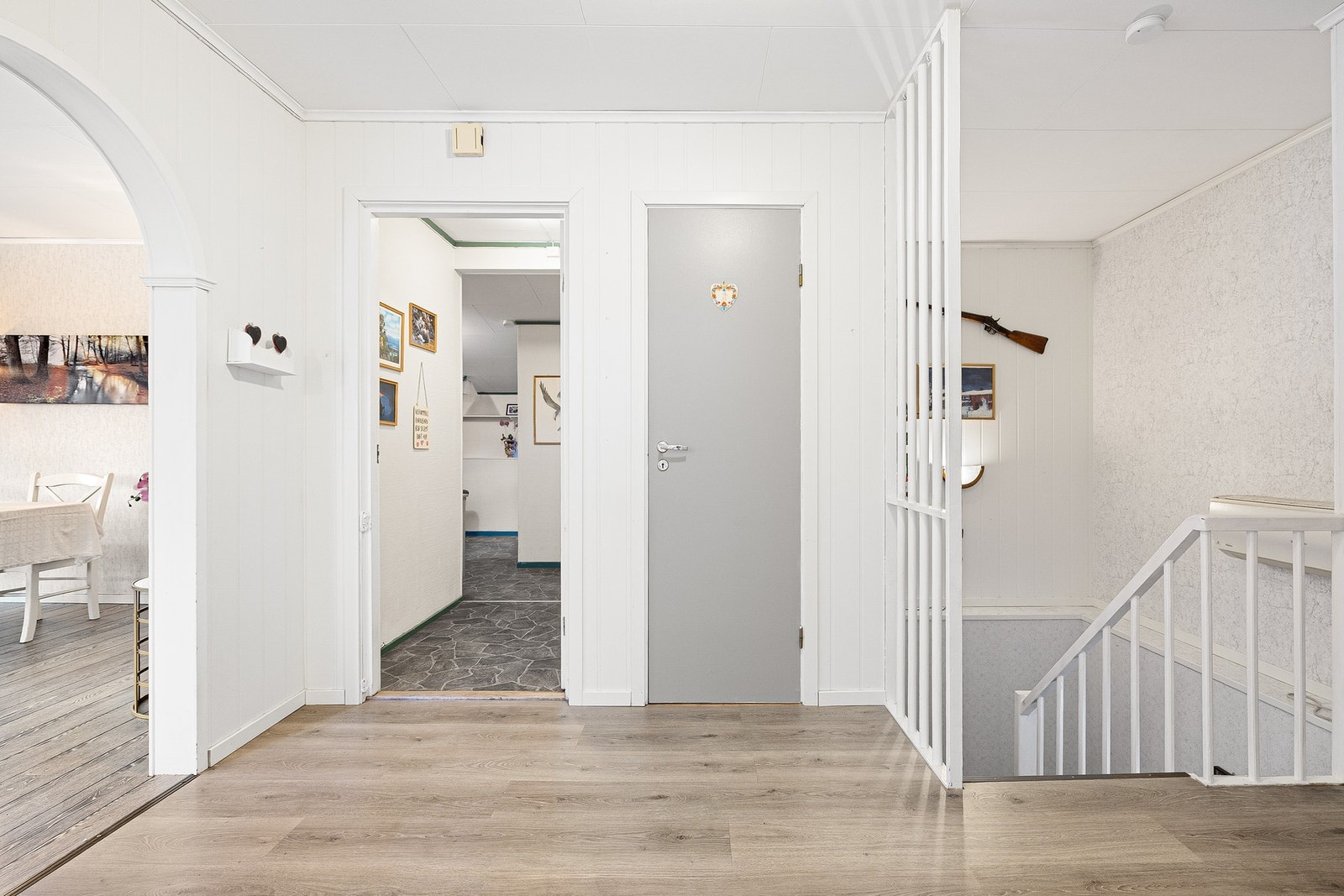 Entré på 10,7 kvm med plassbygd skap med sikringsskap. Galleribilde