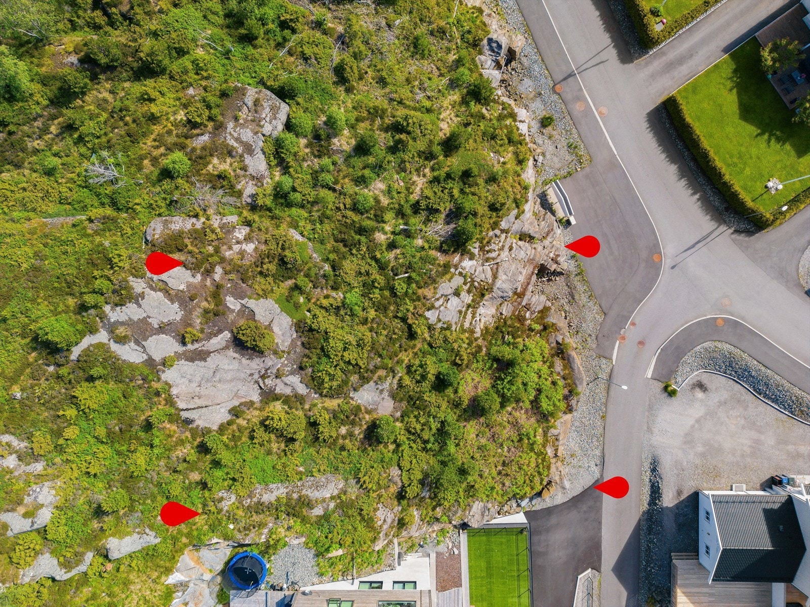 Bilder viser omtrentlig hvor tomten ligger i terrenget, se vedlagt kart i salgsoppgaven for mer nøyaktig plassering. Galleribilde