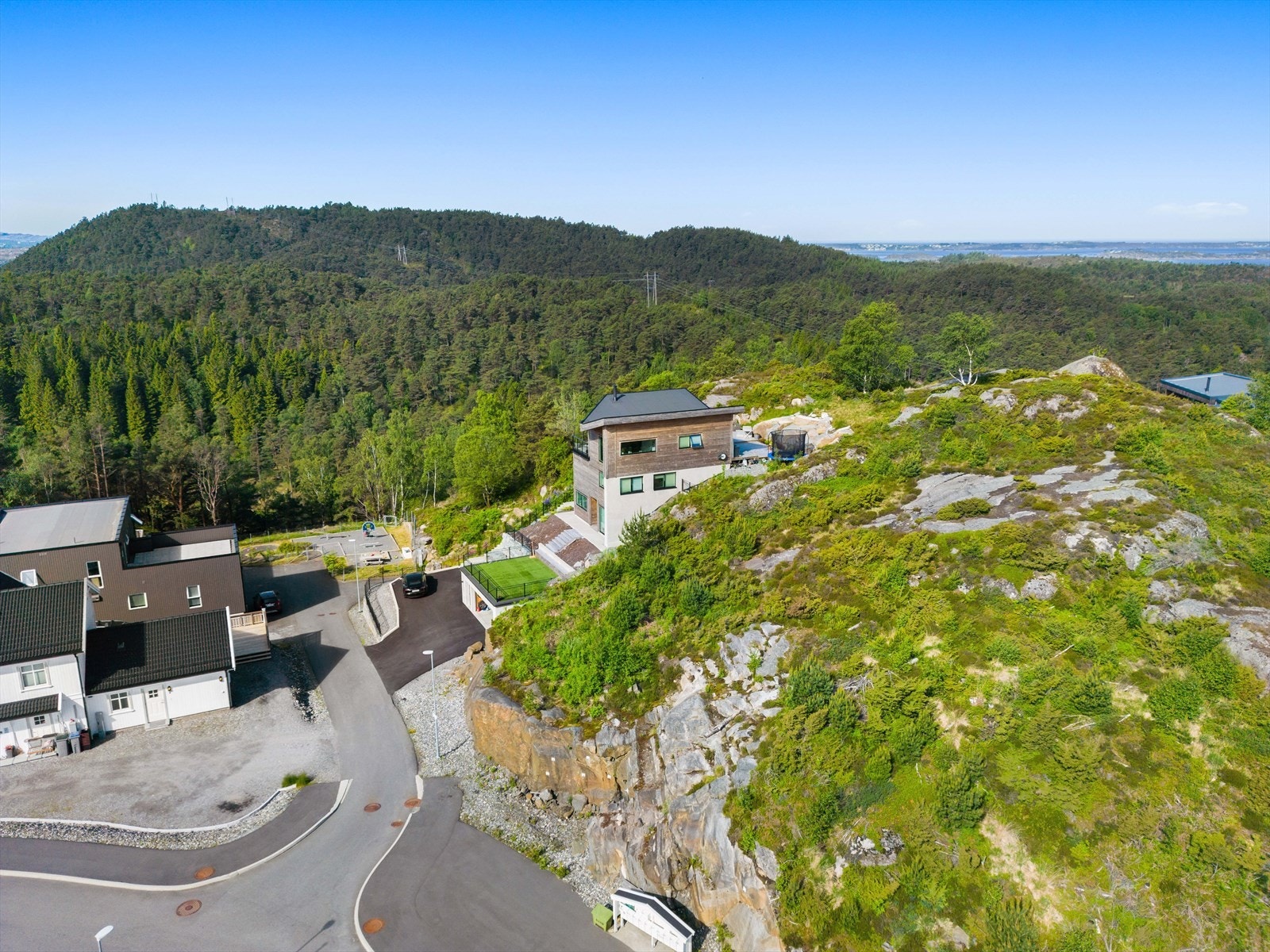 Høy og fri beliggenhet med utsikt i flere retninger Galleribilde