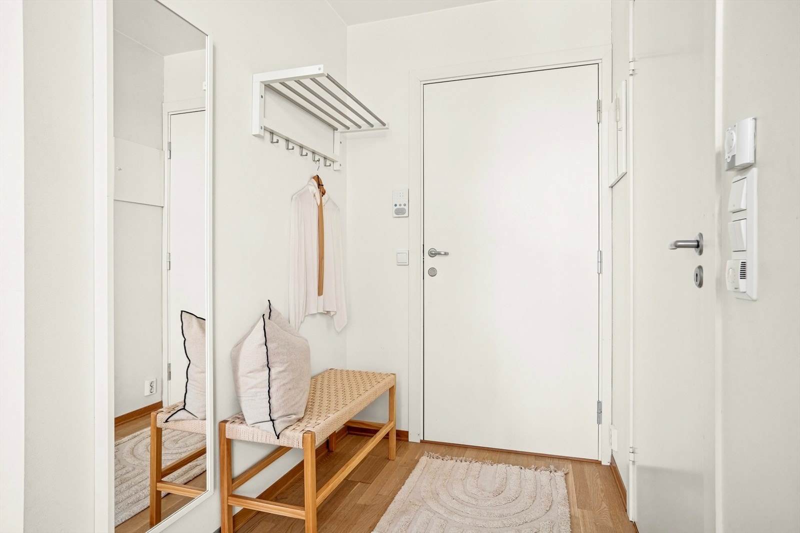 Velkommen inn! Her har du god plass til yttertøy og sko i gangen. Galleribilde