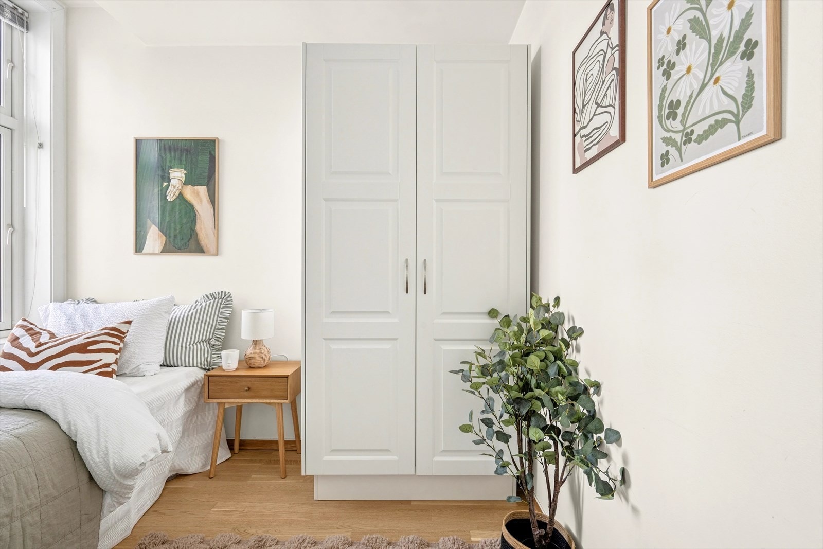 Soverommet har rikelig med garderobeplass, og garderobeskapene medfølger salget. Galleribilde