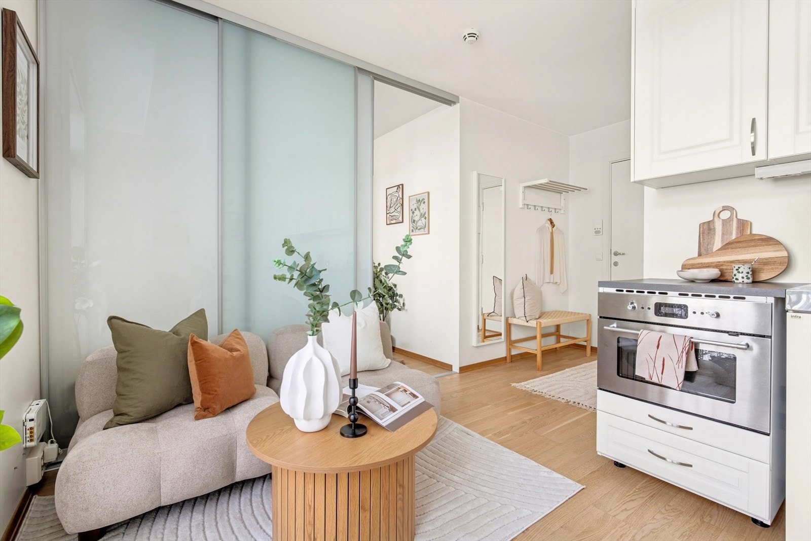 Mellom stuen og soverommet er det en praktisk skyvedør som skiller rommene. Galleribilde