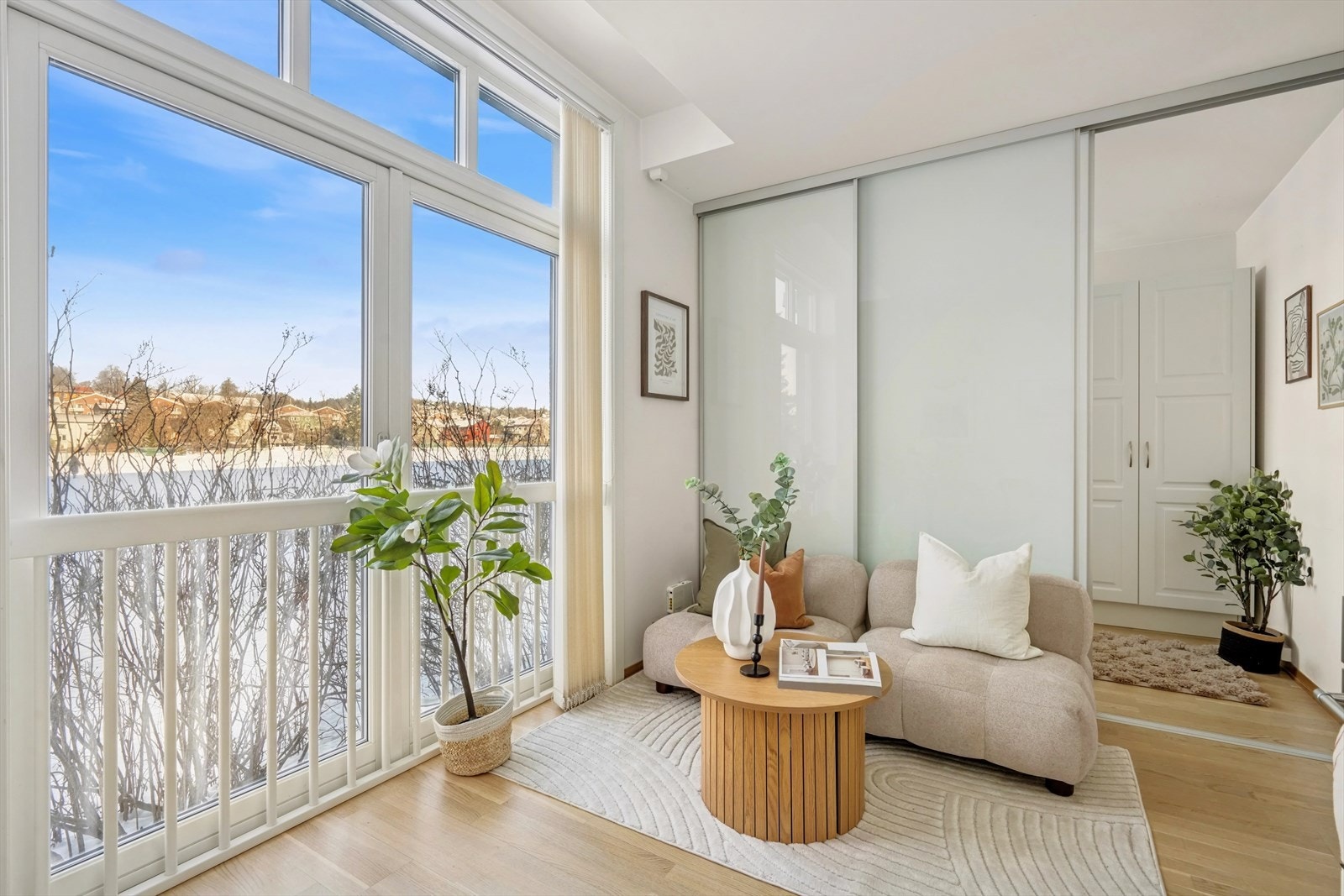 Leiligheten har en gjennomtenkt planløsning som utnytter arealet svært godt, kombinert med en god og tidsriktig standard. Leiligheten har behagelig vannbåren varme i gulv. Galleribilde