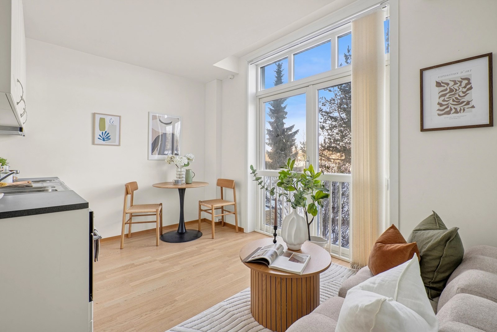 Leiligheten har store vindusflater og god takhøyde, noe som skaper en lys og luftig atmosfære med svært god romfølelse. Galleribilde