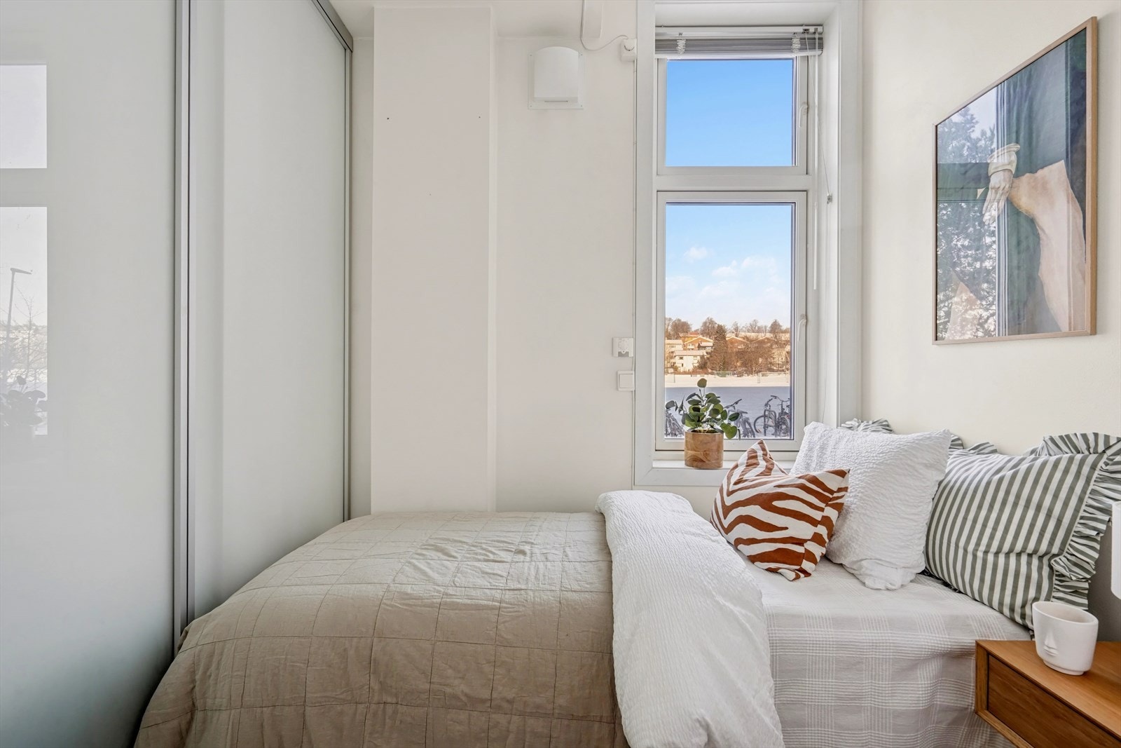 Meget koselig soverom som vender ut mot Voldsløkka. Her er det god plass til både seng og diverse interiør. Galleribilde