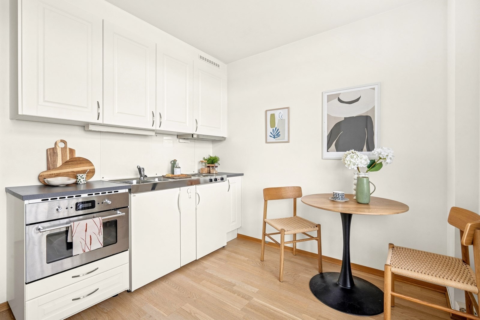 Flott kjøkkeninnredning fra 2014 med laminat benkeplate. Kjøkkenet er utstyrt med: Integrert steketopp, ovn og kjøleskap. Galleribilde